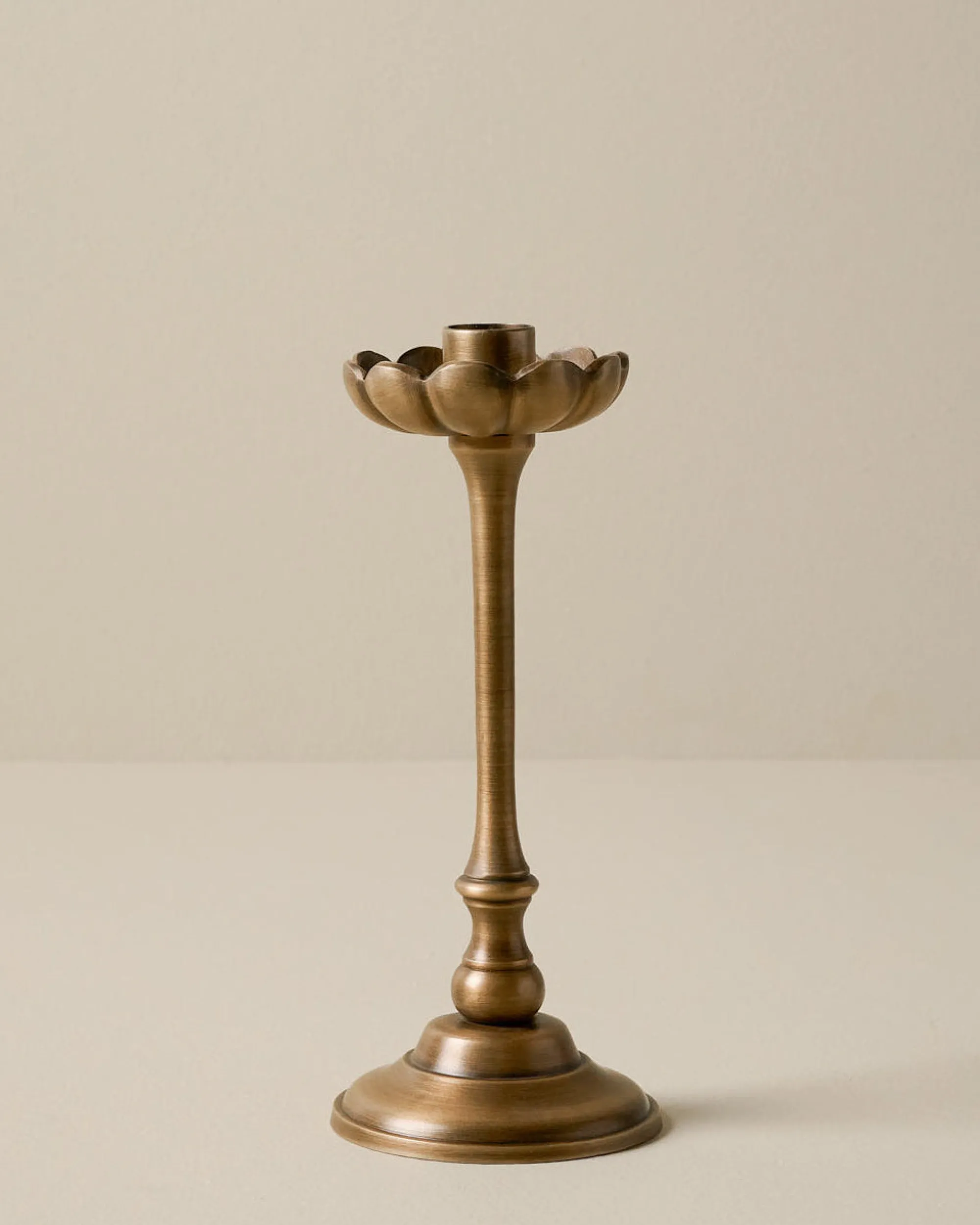 VND8923 HOME DÉCOR Anna Antique Brass Taper Holder