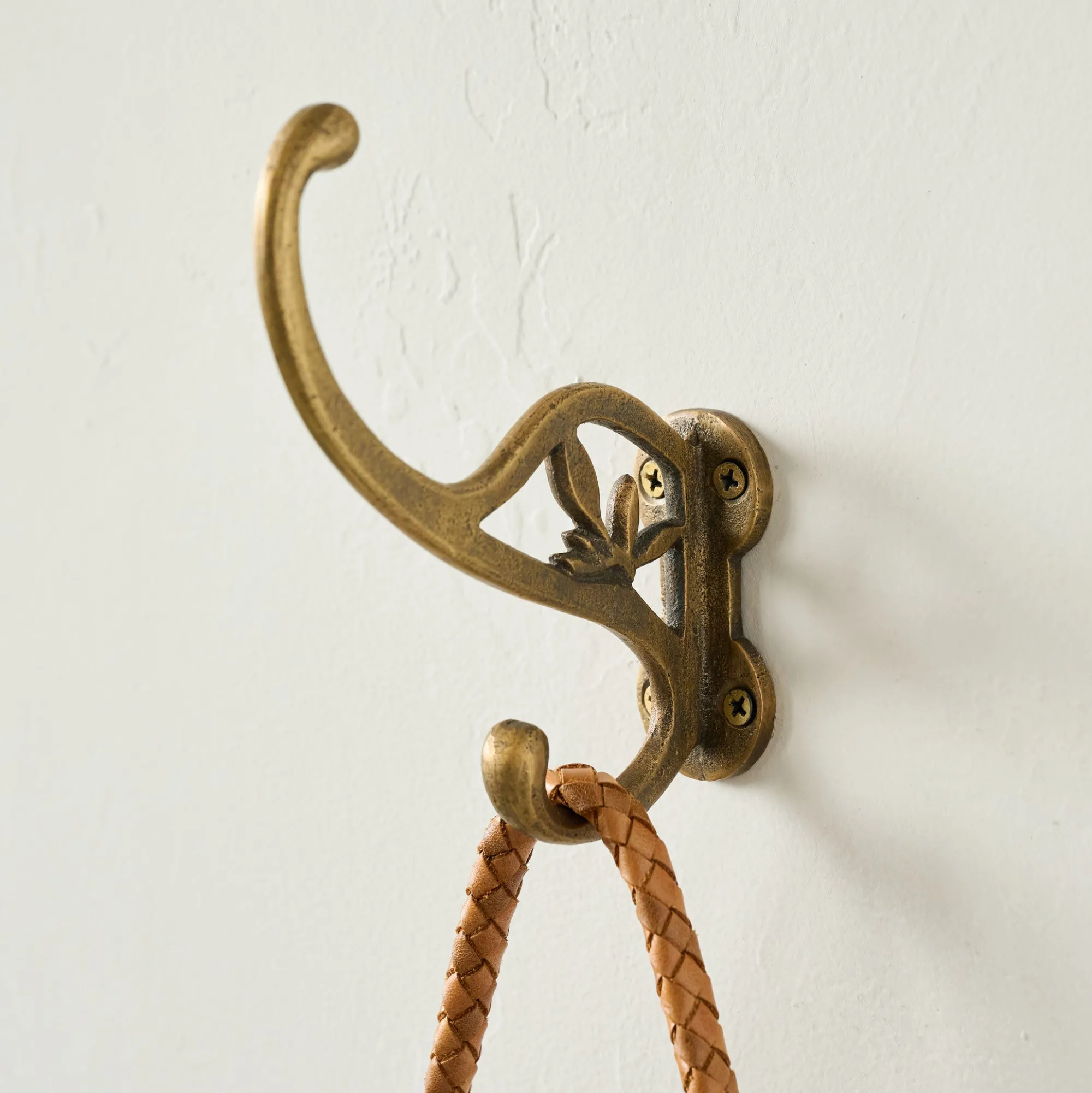 VND7372 ACUBE KRAFT PVT LTD Antique Brass Floral Hook