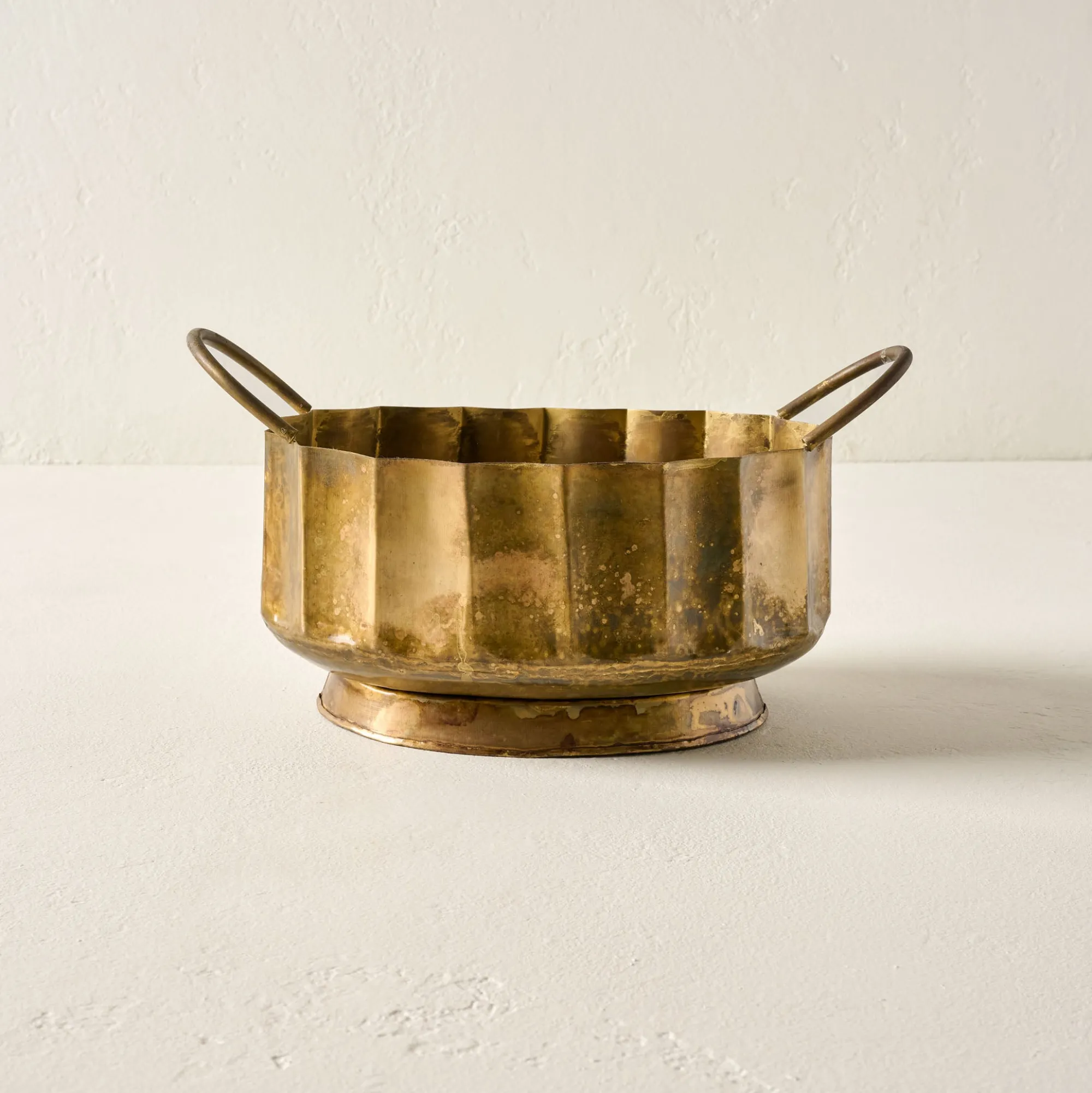 VND0207 Sullivan's Antique Brass Planter with Handles