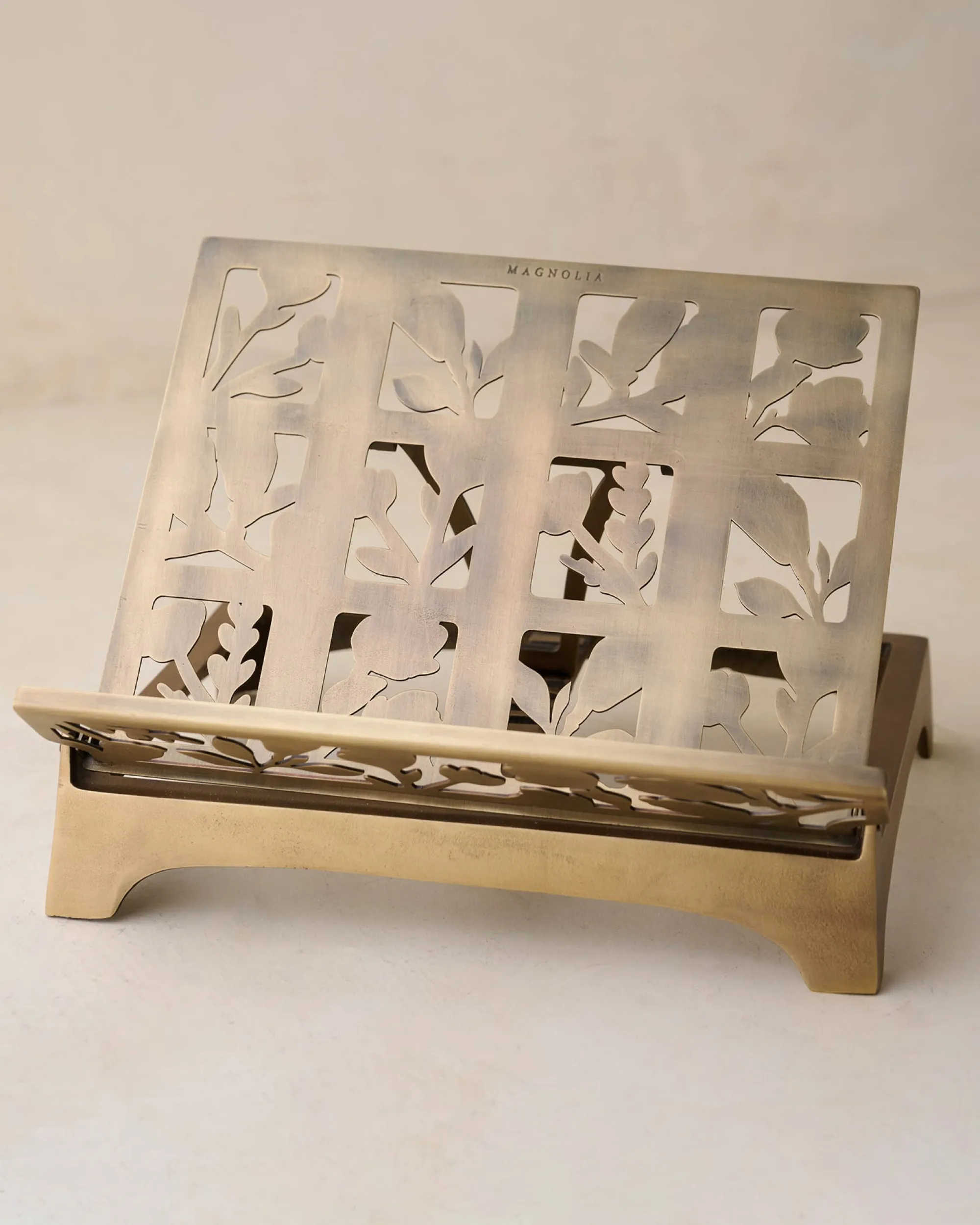 VND7372 ACUBE KRAFT PVT LTD Antique Brass Shadow Floral Cookbook Stand