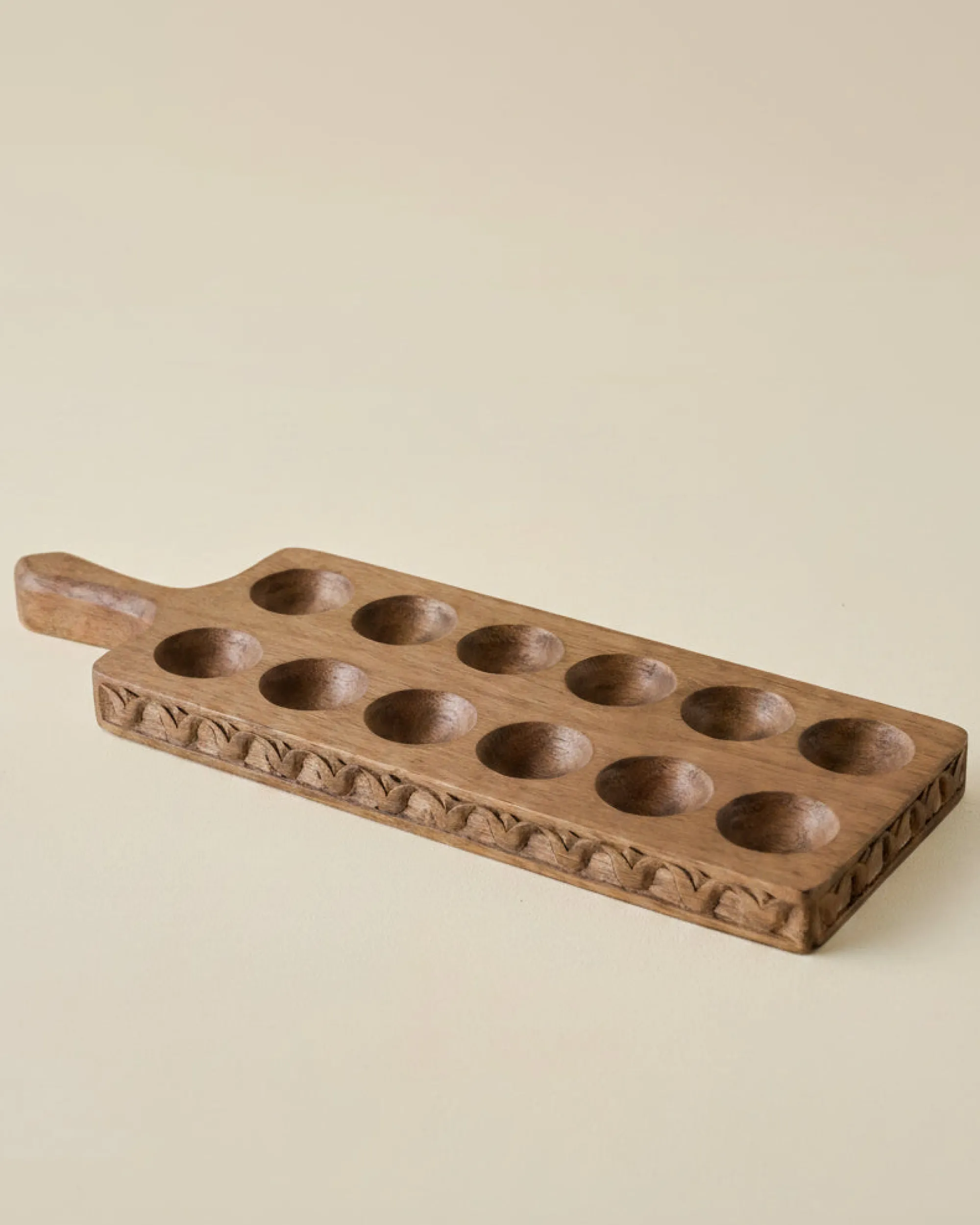 VND8122 R R INDUSTRIES Antiqued Wood Tulip Carved Edge Egg Tray