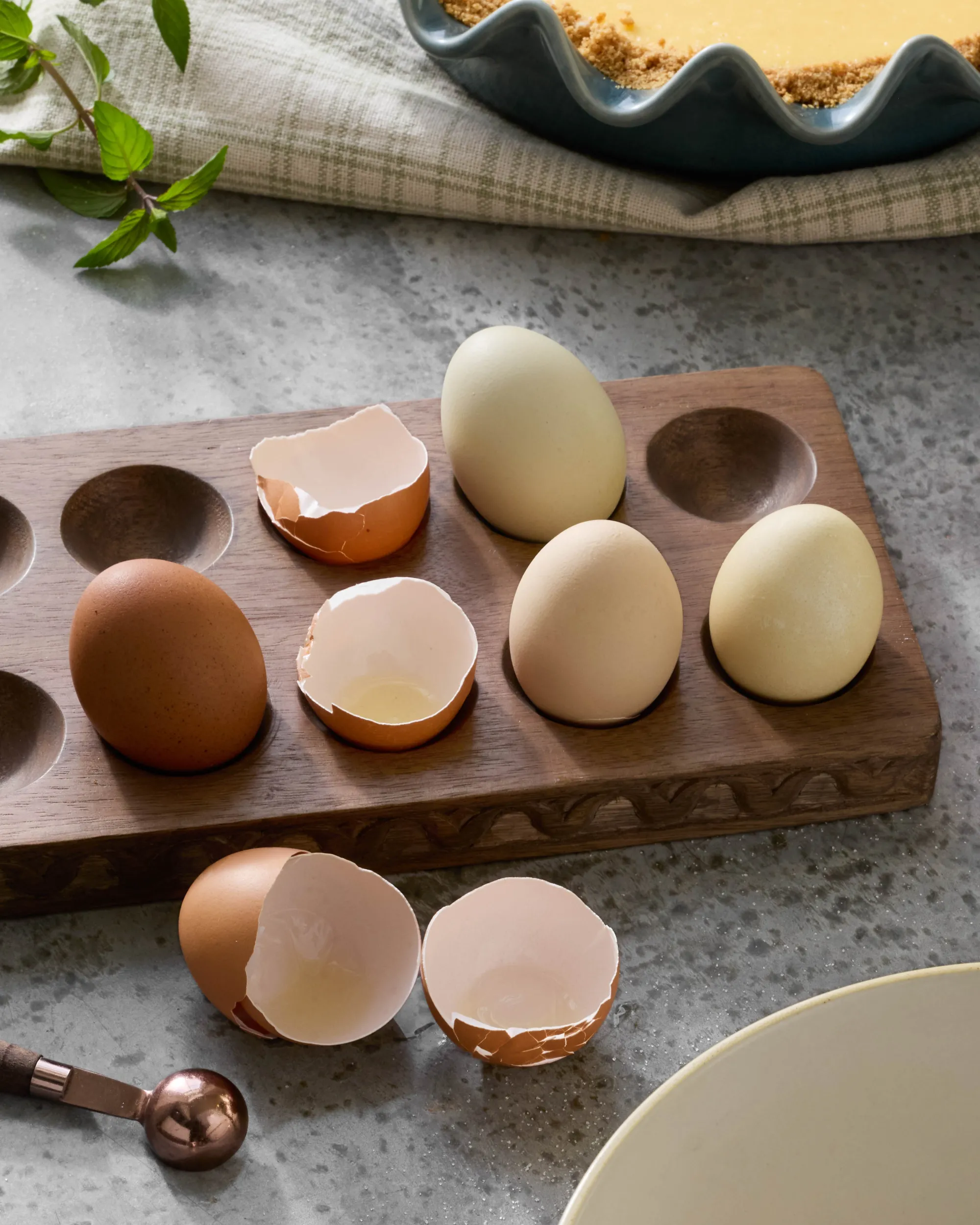 VND8122 R R INDUSTRIES Antiqued Wood Tulip Carved Edge Egg Tray