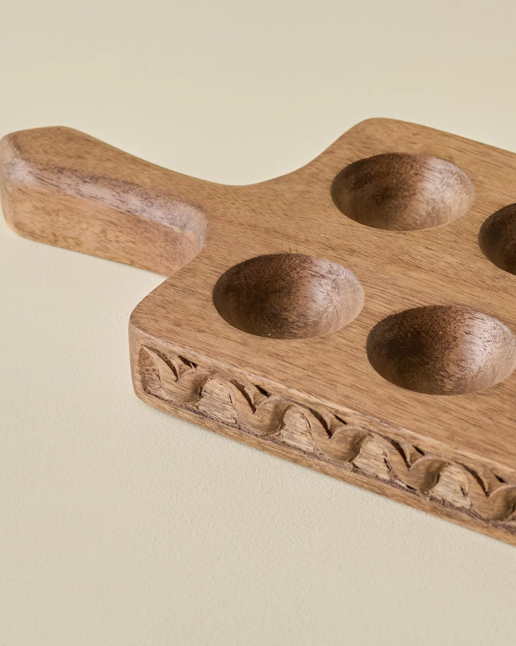 VND8122 R R INDUSTRIES Antiqued Wood Tulip Carved Edge Egg Tray