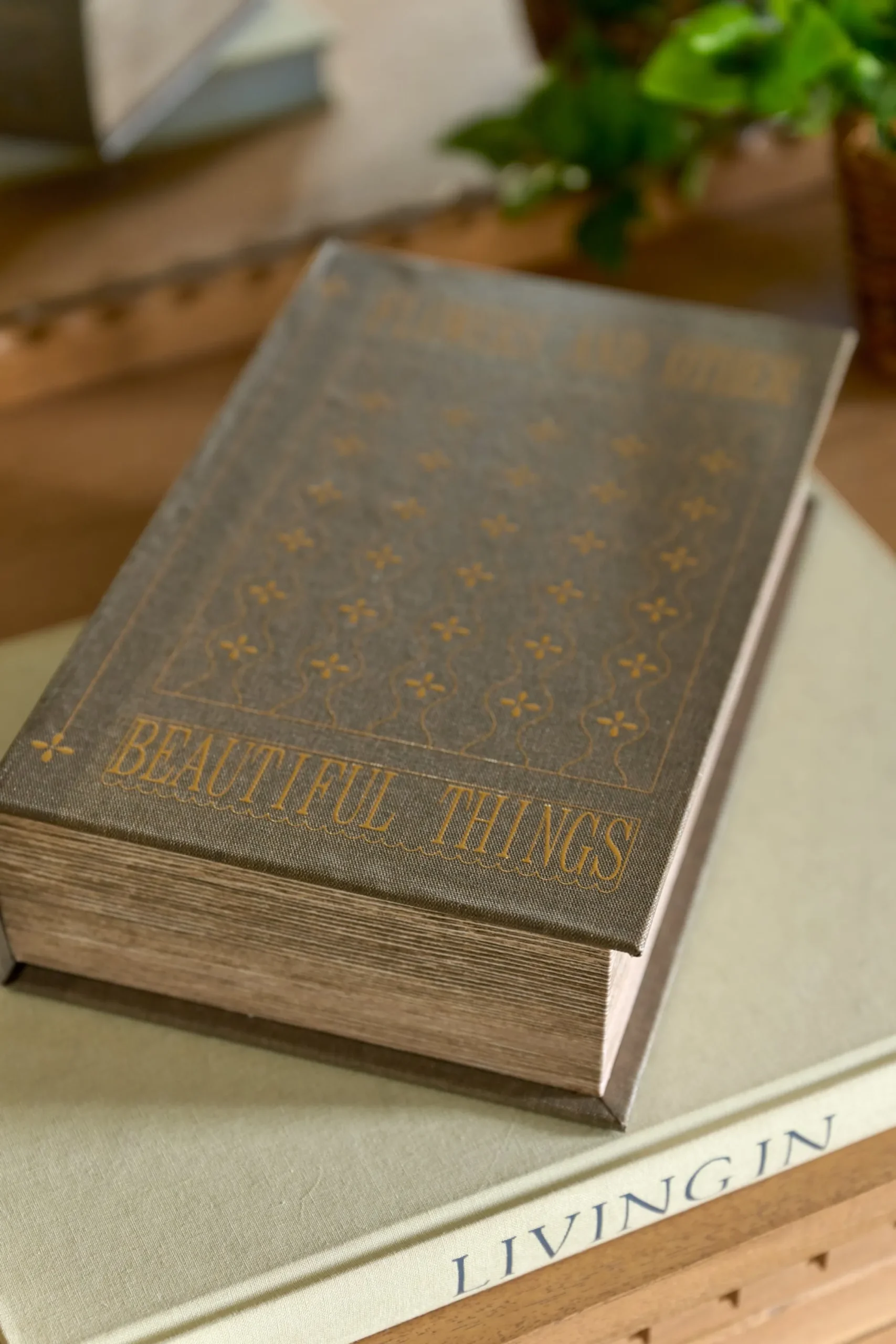 VND0164 Creative Co-op Inc Antique Inspired Handcrafted Book Box