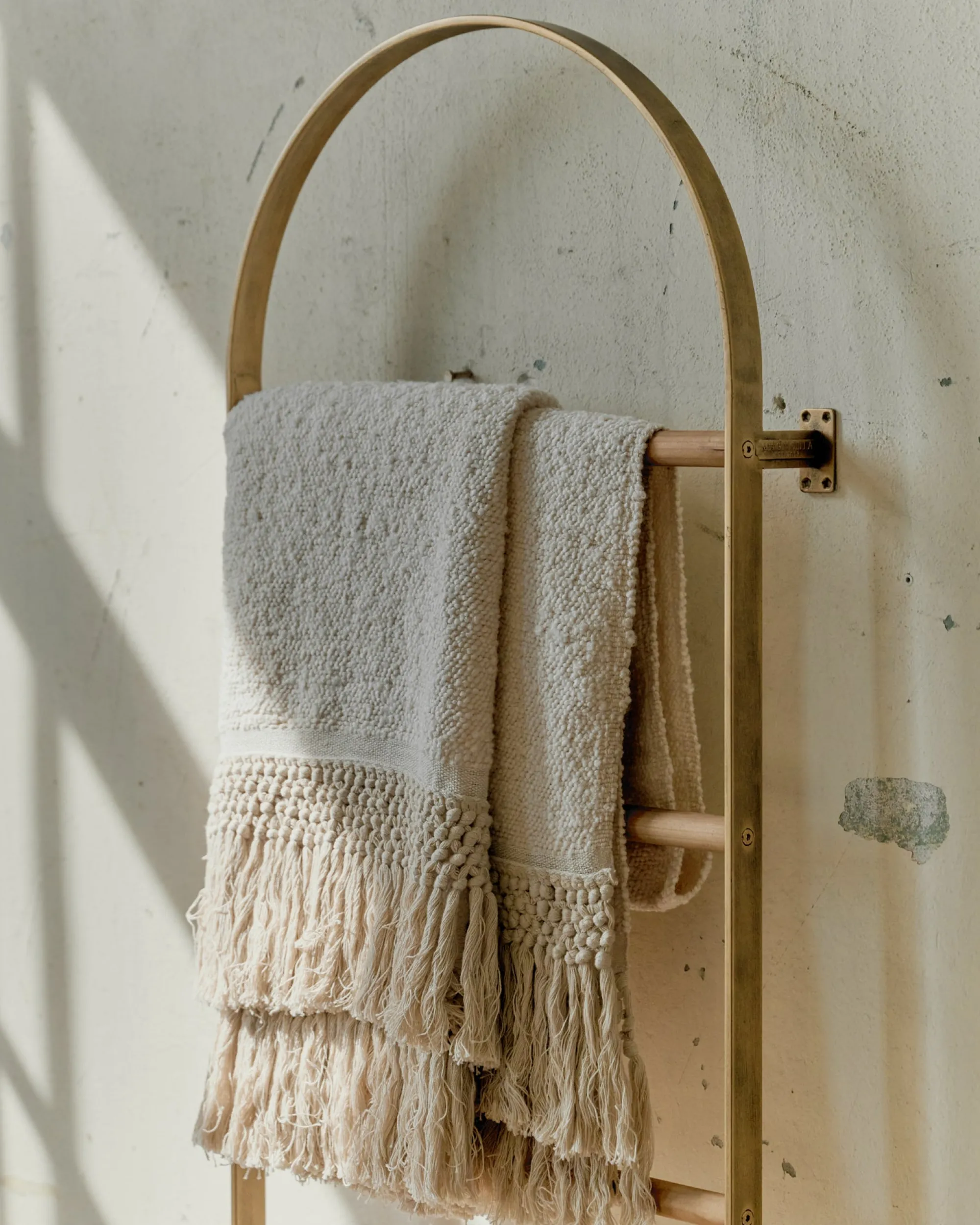 VND7018 Makerspalm, LLC Antique White Essential Tassel Throw