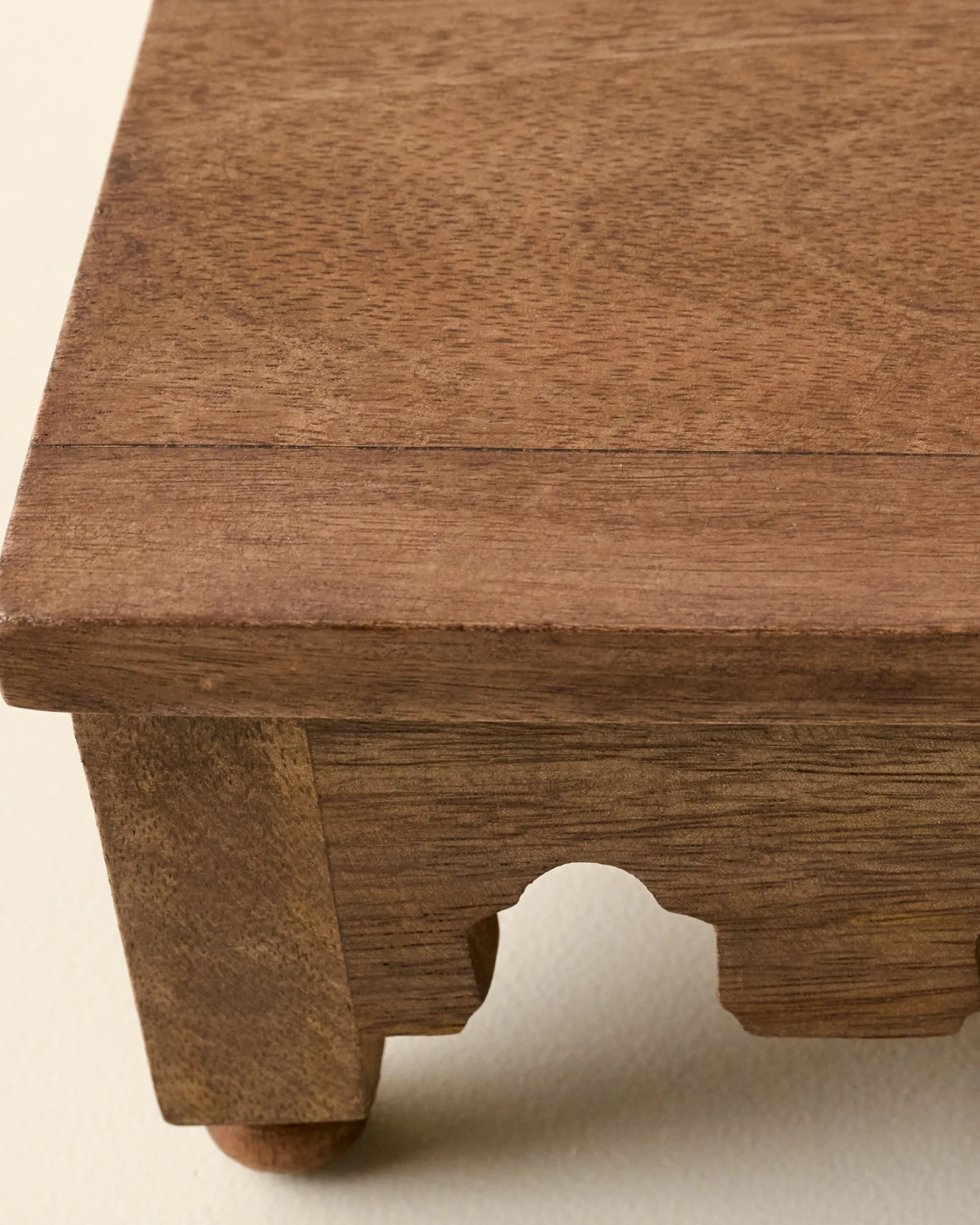 VND8122 R R INDUSTRIES Archie Scalloped Wooden Riser