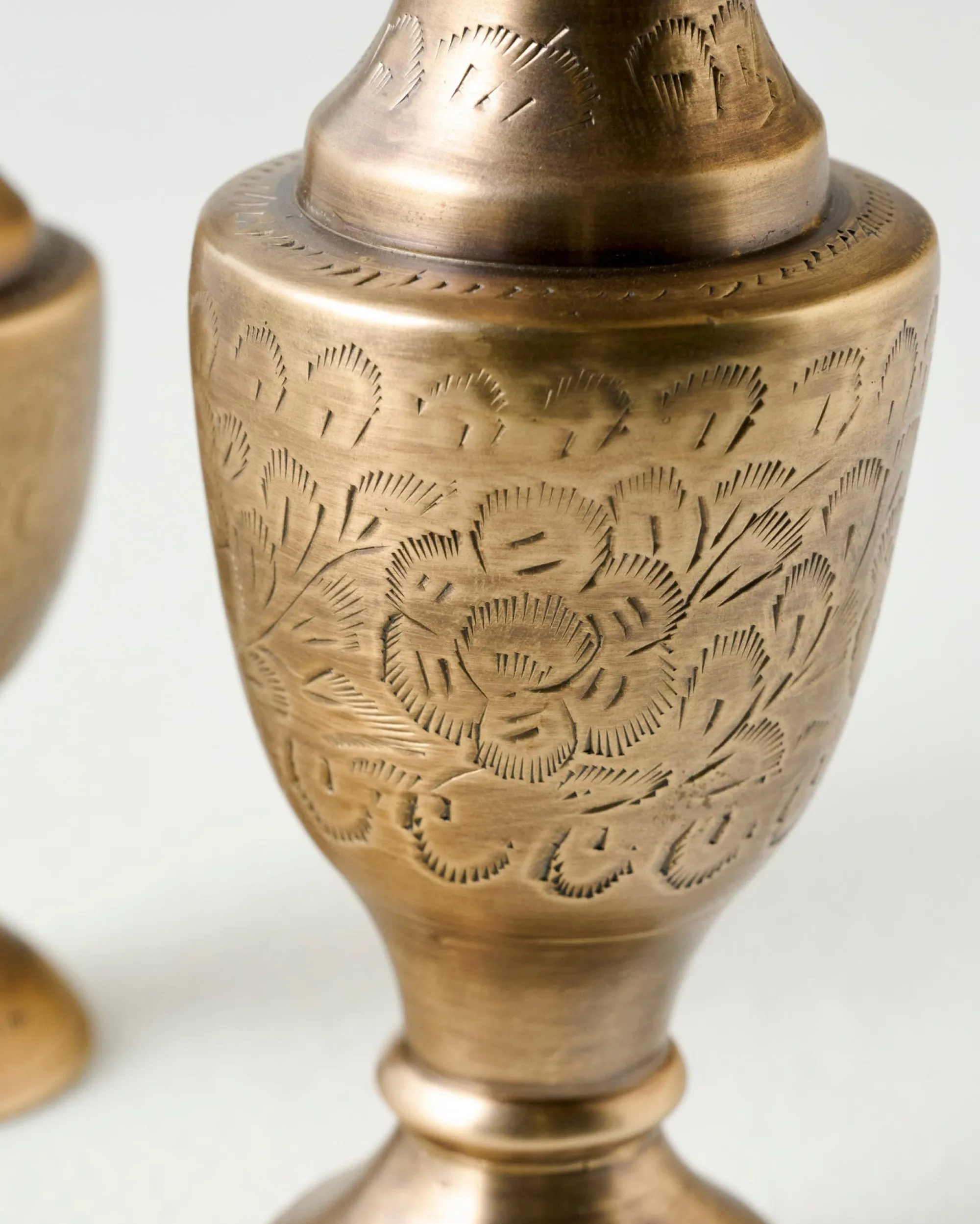 VND7372 ACUBE KRAFT PVT LTD Callin Etched Brass Bud Vase