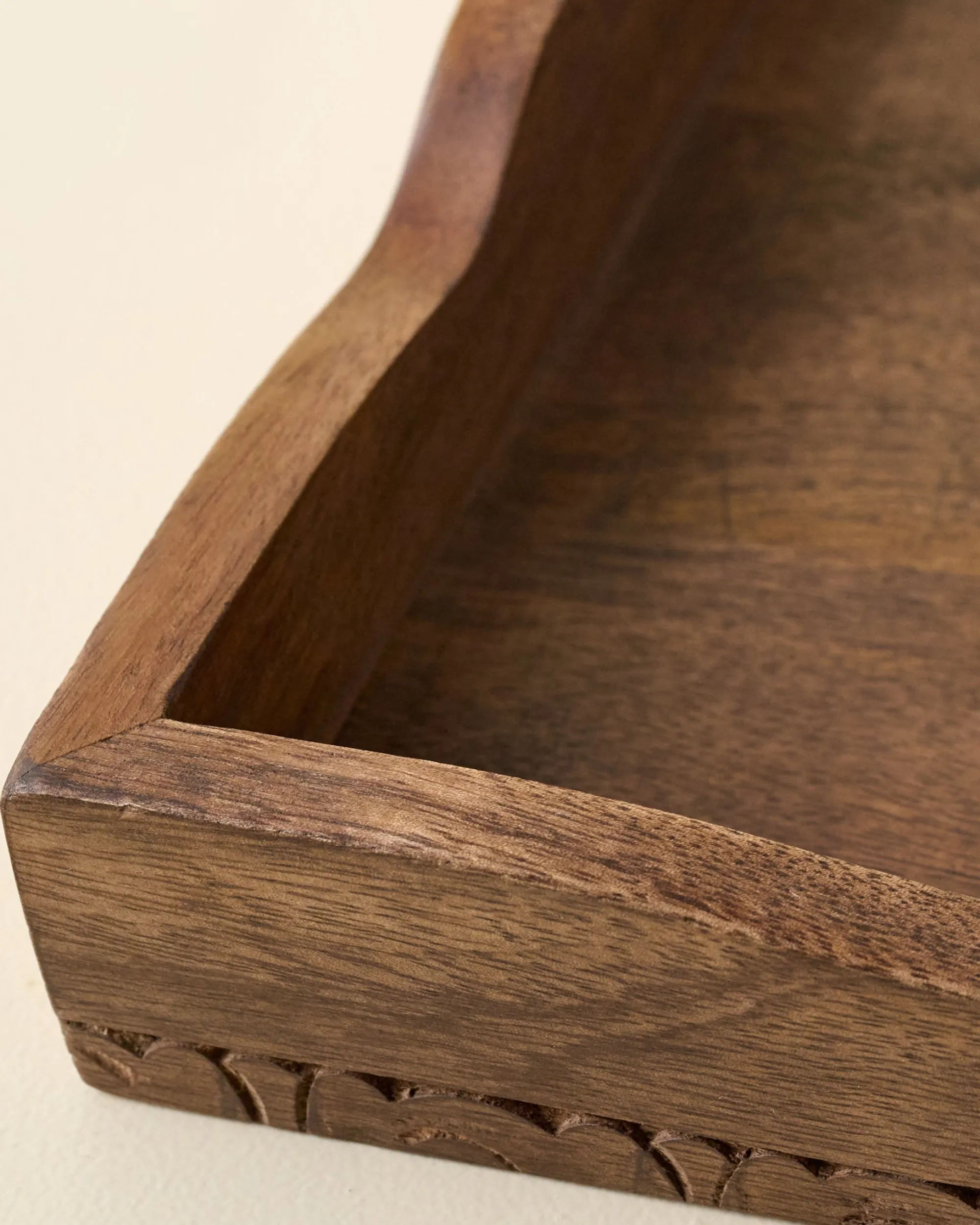 VND8122 R R INDUSTRIES Caroline Carved Wood Scalloped Tray