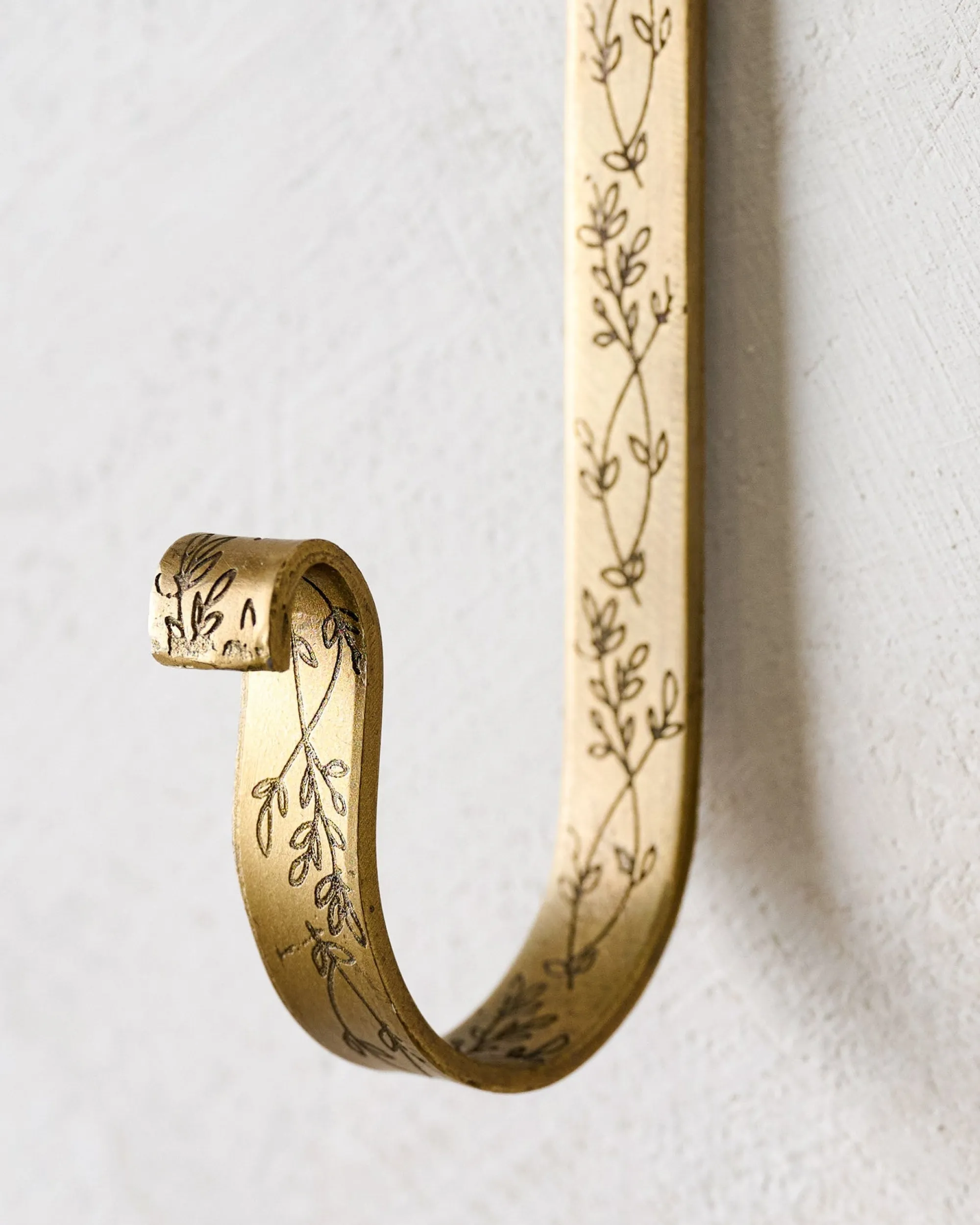 VND6714 BRASAGE Celine Etched Brass Hook