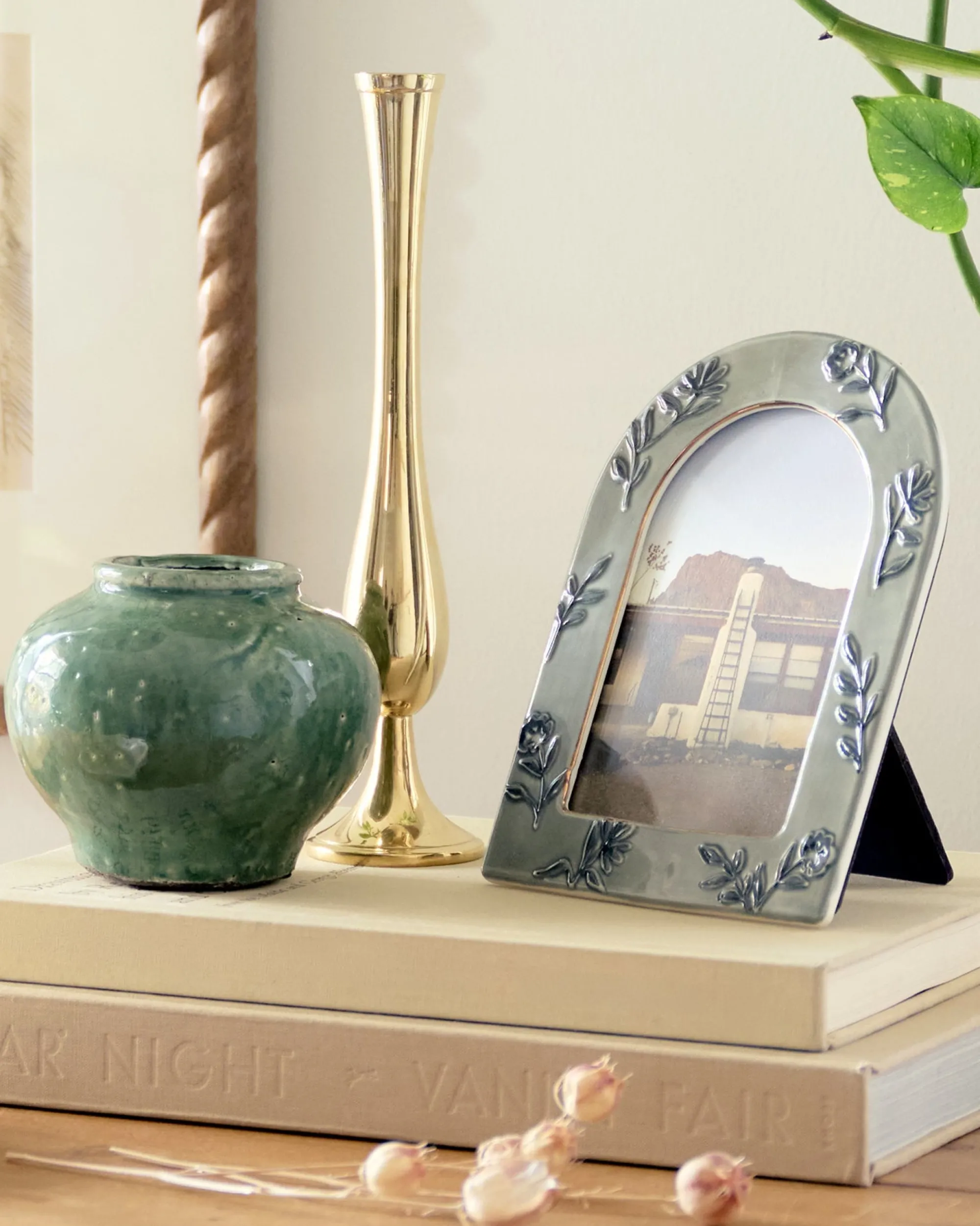VND0164 Creative Co-op Inc Ceramic Arched Floral Photo Frame