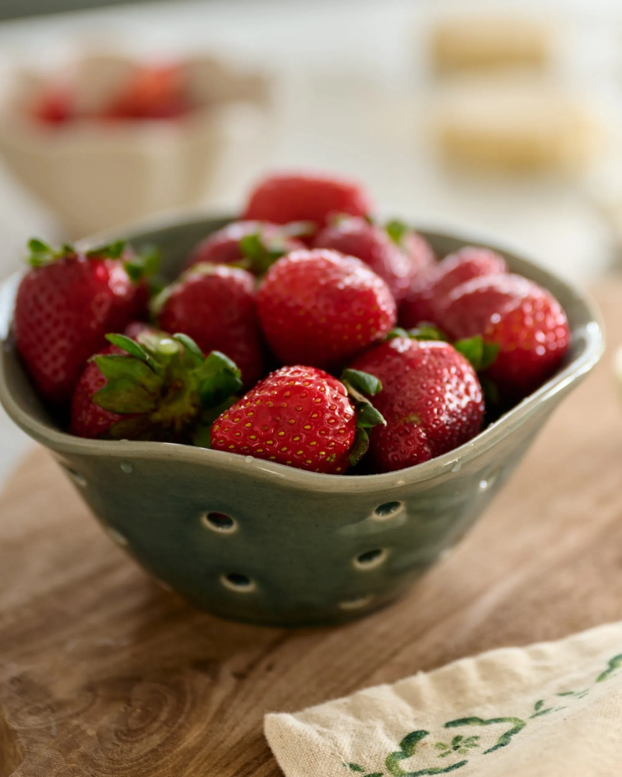 VND7018 Makerspalm, LLC Ceramic Berry Bowl