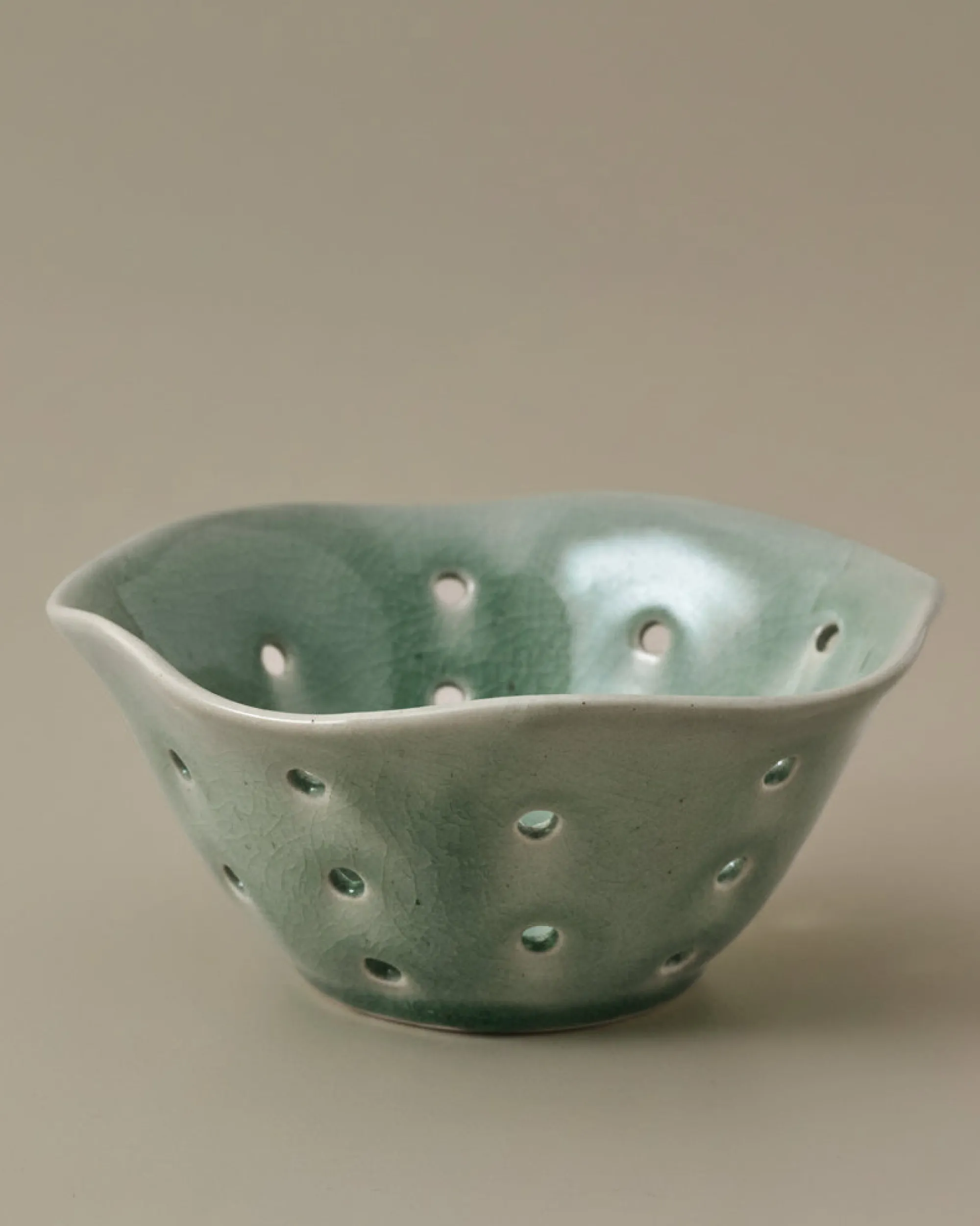 VND7018 Makerspalm, LLC Ceramic Berry Bowl