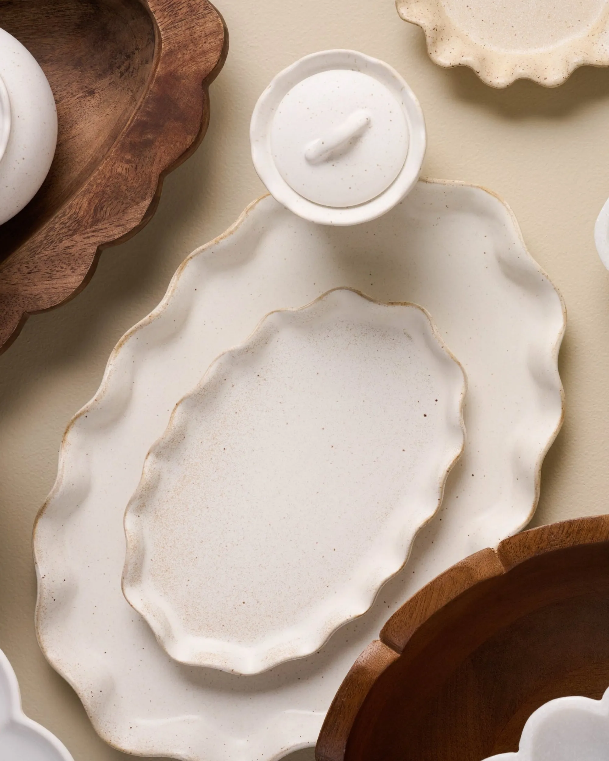 VND6562 Chaozhou Highland Crafts Company Ltd Ceramic Ruffled Tray