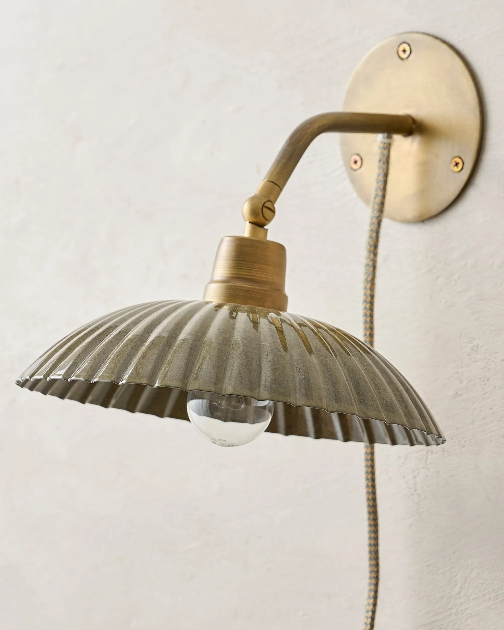 VND8010 Decodesign Interior Chester Enamel Plug-in Sconce