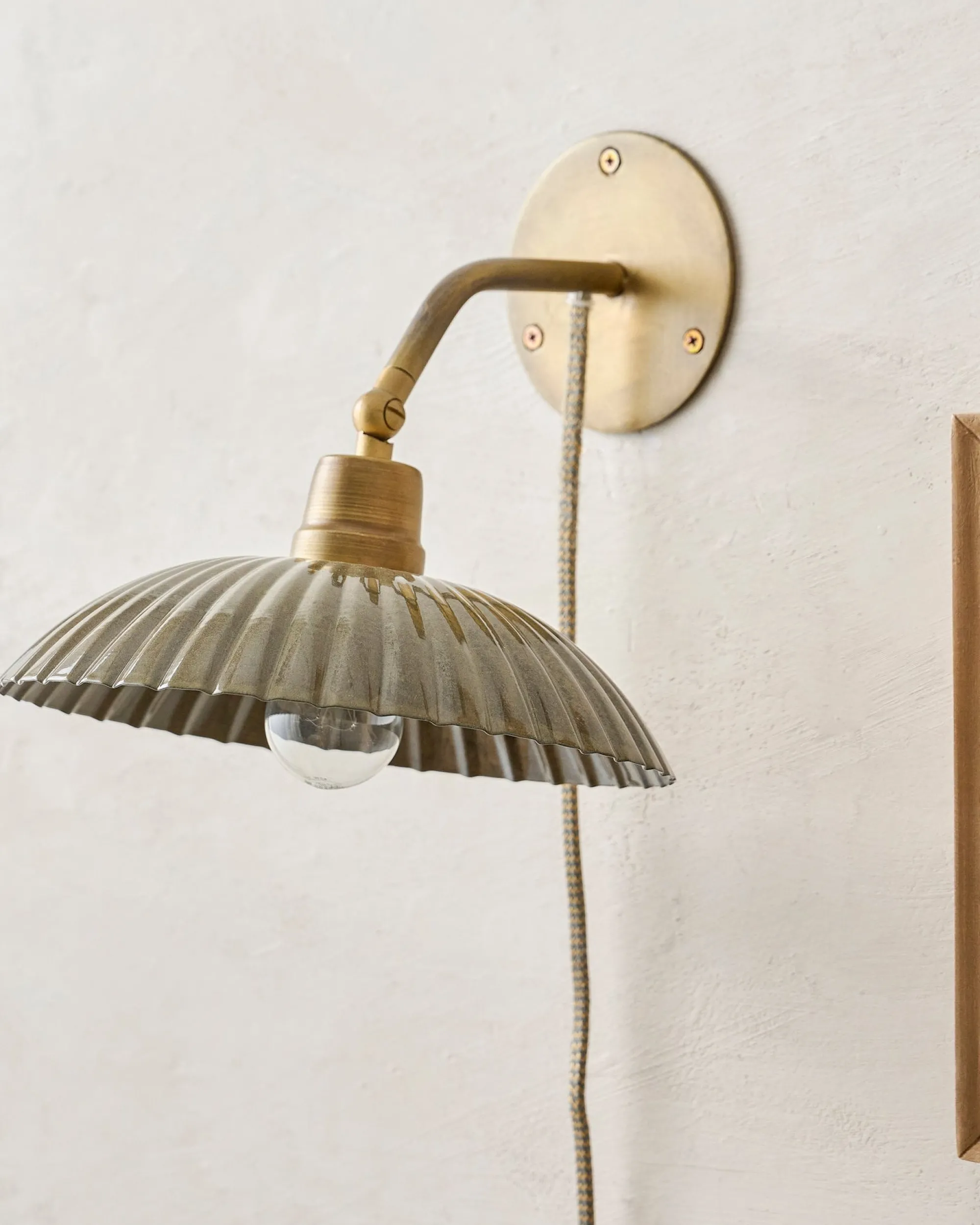 VND8010 Decodesign Interior Chester Enamel Plug-in Sconce