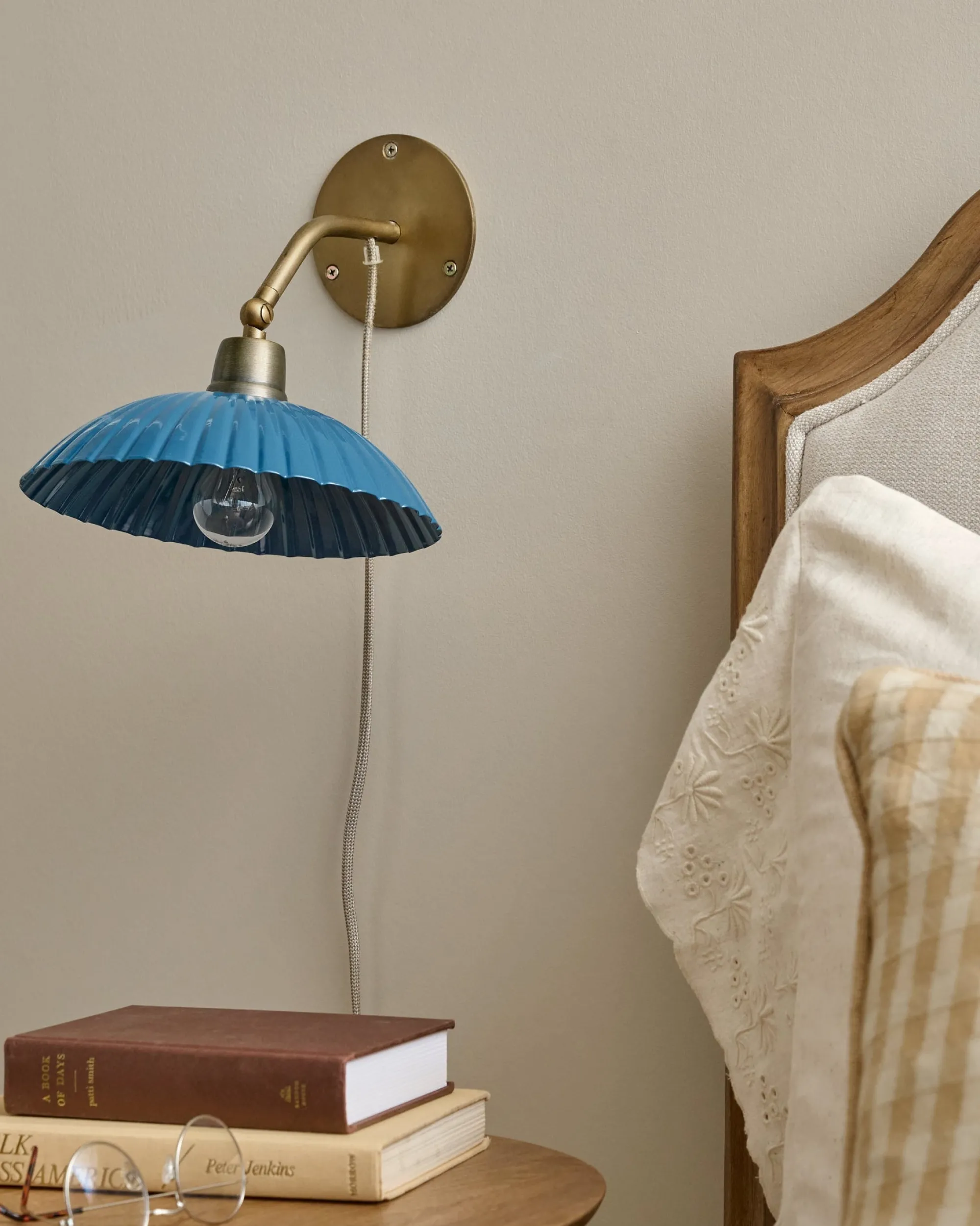 VND8010 Decodesign Interior Chester Enamel Plug-in Sconce