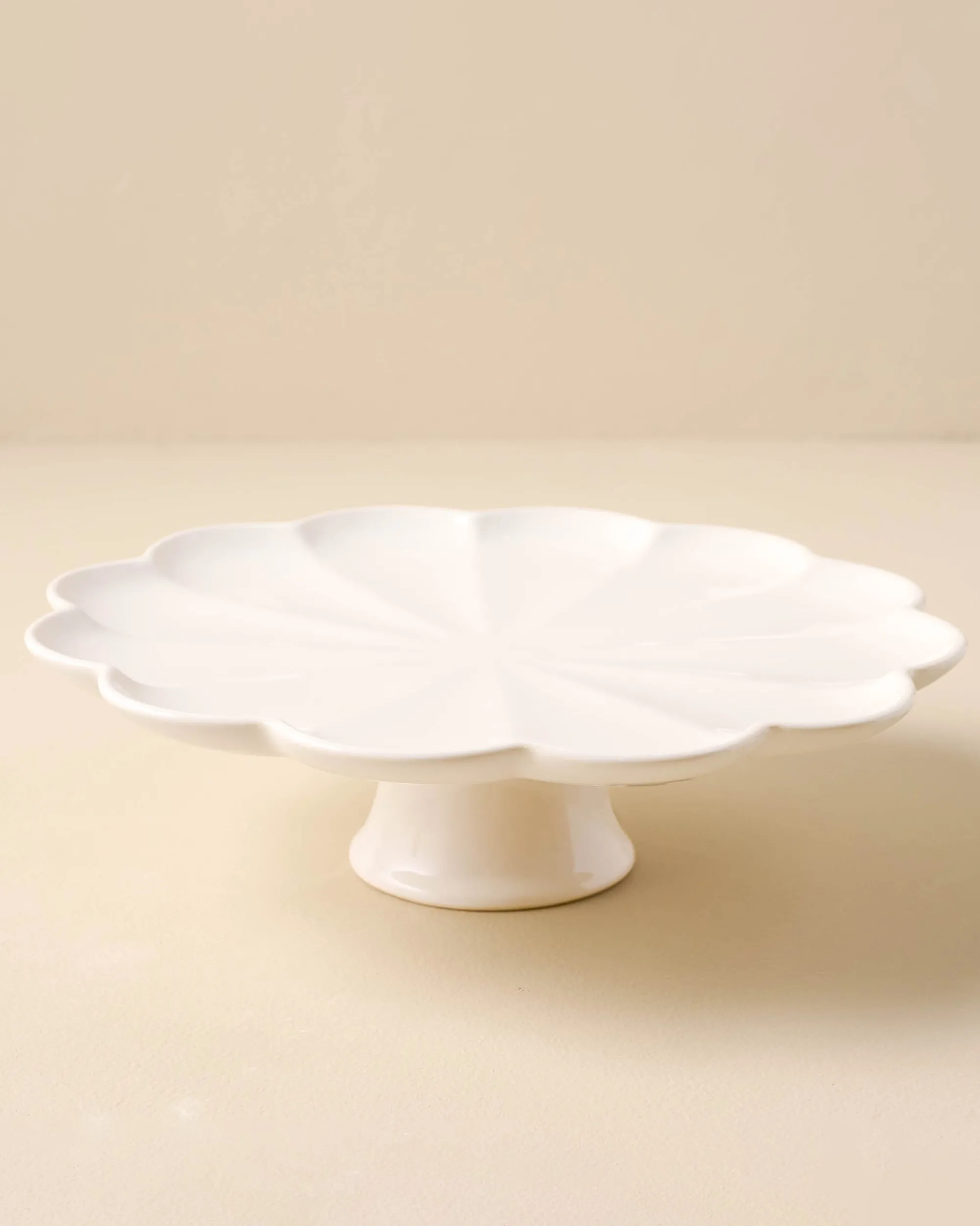 VND0164 Creative Co-op Inc Cream Scalloped Cake Stand