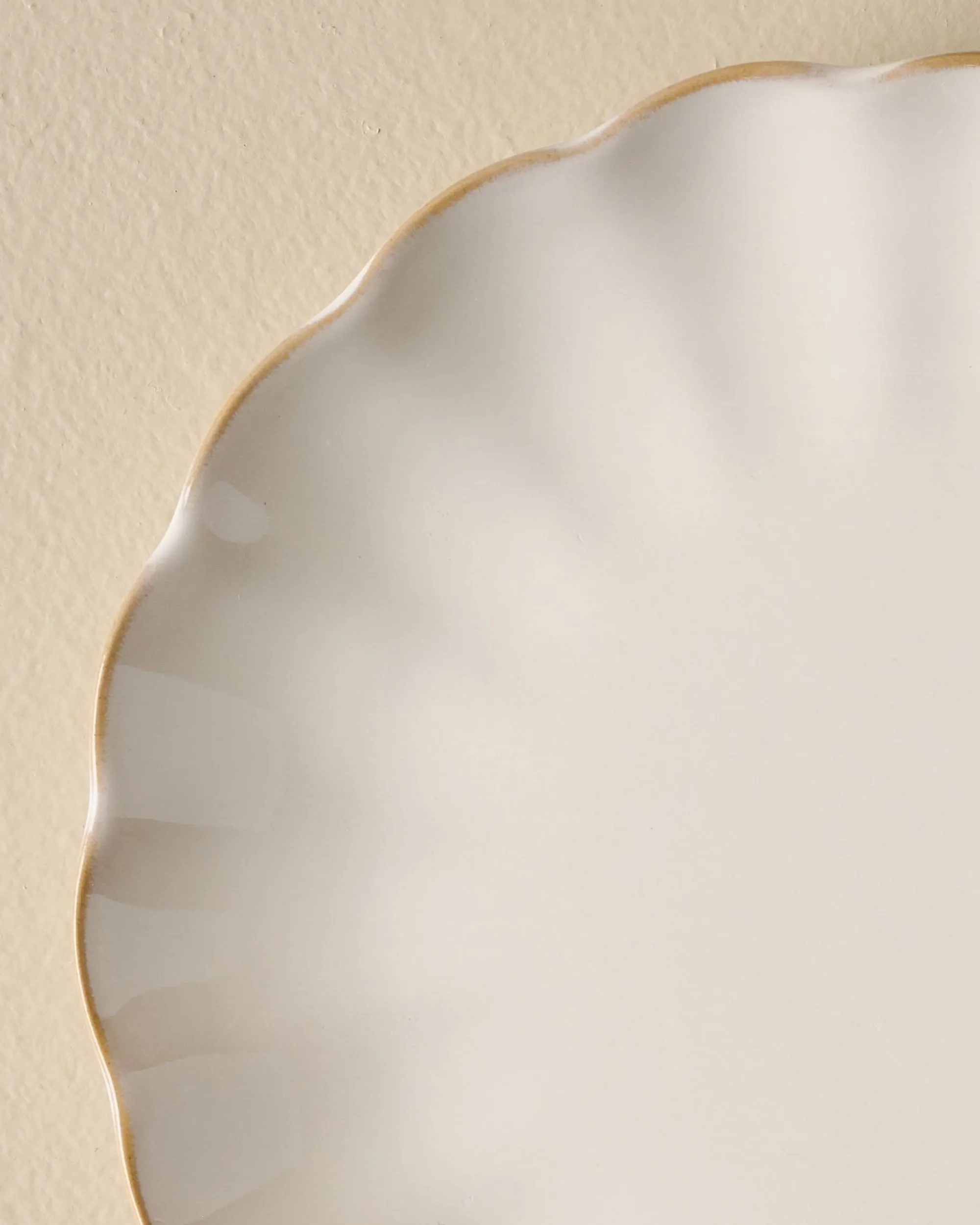VND0092 Melrose International, LLC Cream Scalloped Plate