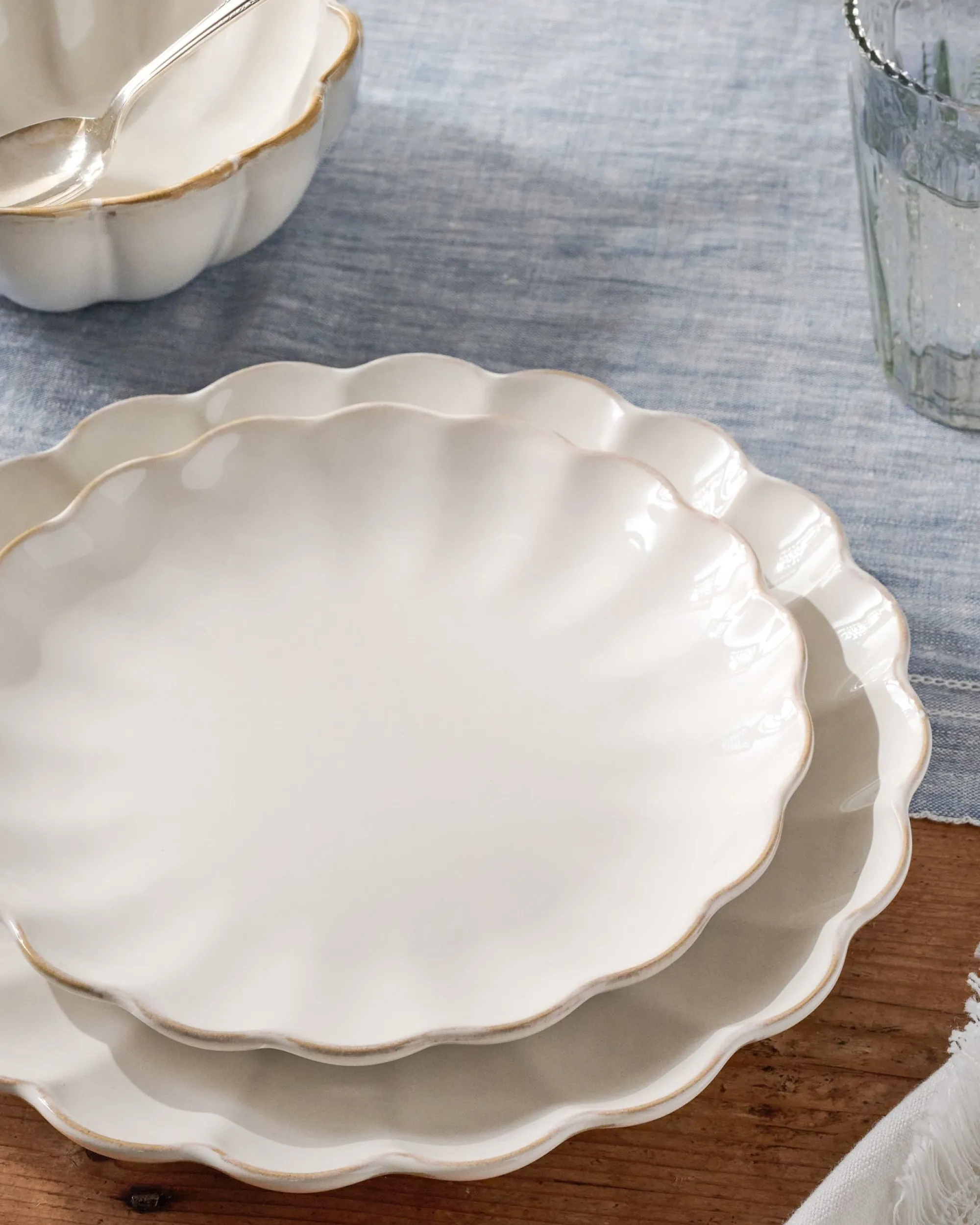VND0092 Melrose International, LLC Cream Scalloped Plate