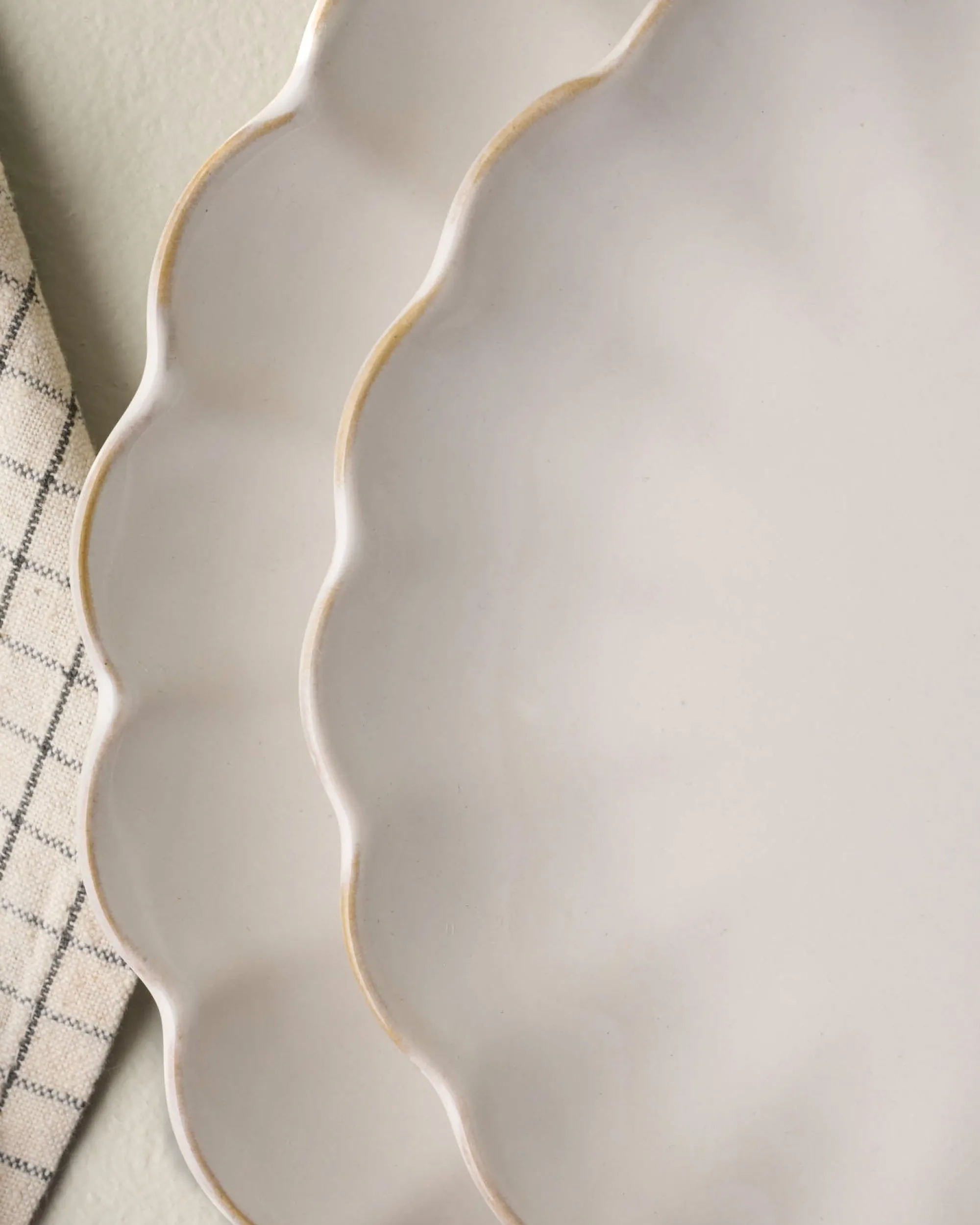 VND0092 Melrose International, LLC Cream Scalloped Plate