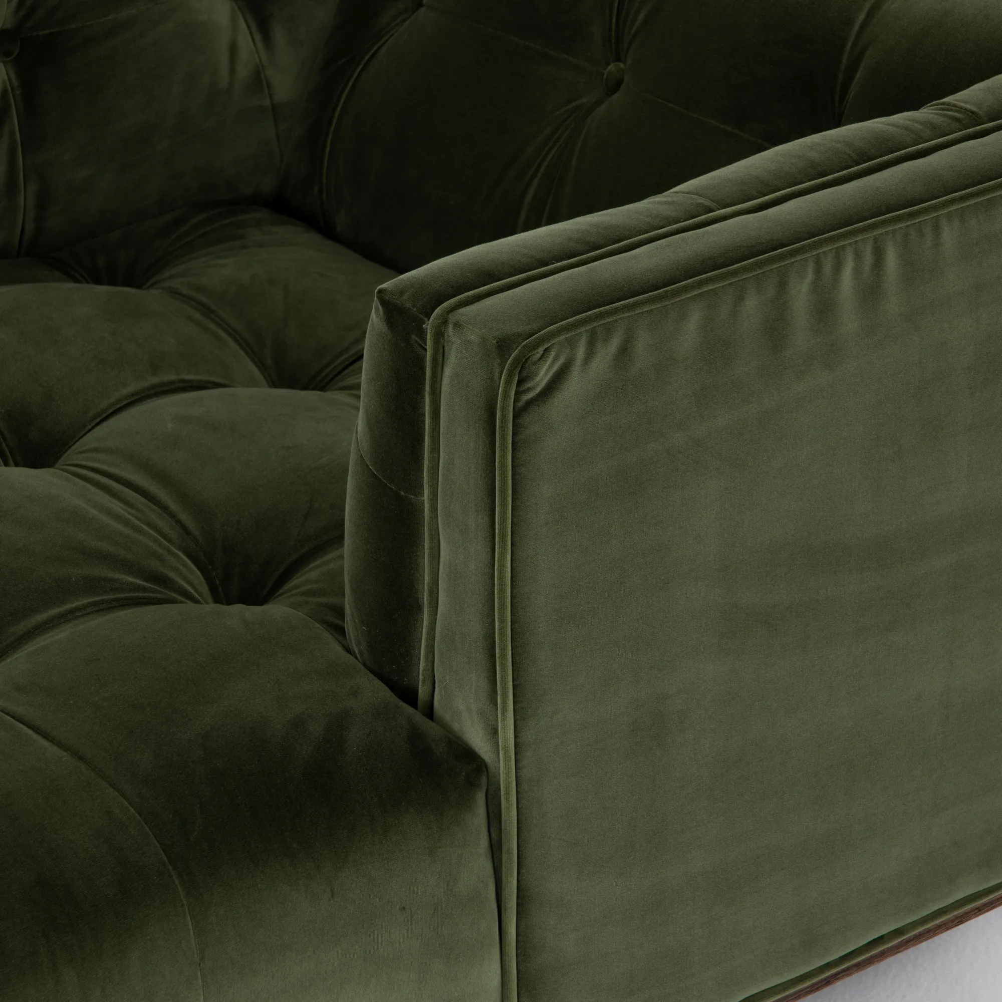 VND6200 Four Hands, LLC Elsie Chaise
