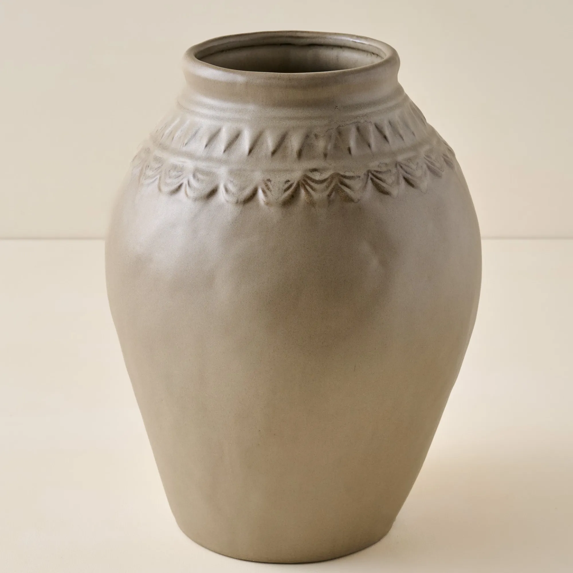 VND6562 Chaozhou Highland Crafts Company Ltd Evelyn Rustic Motif Vase