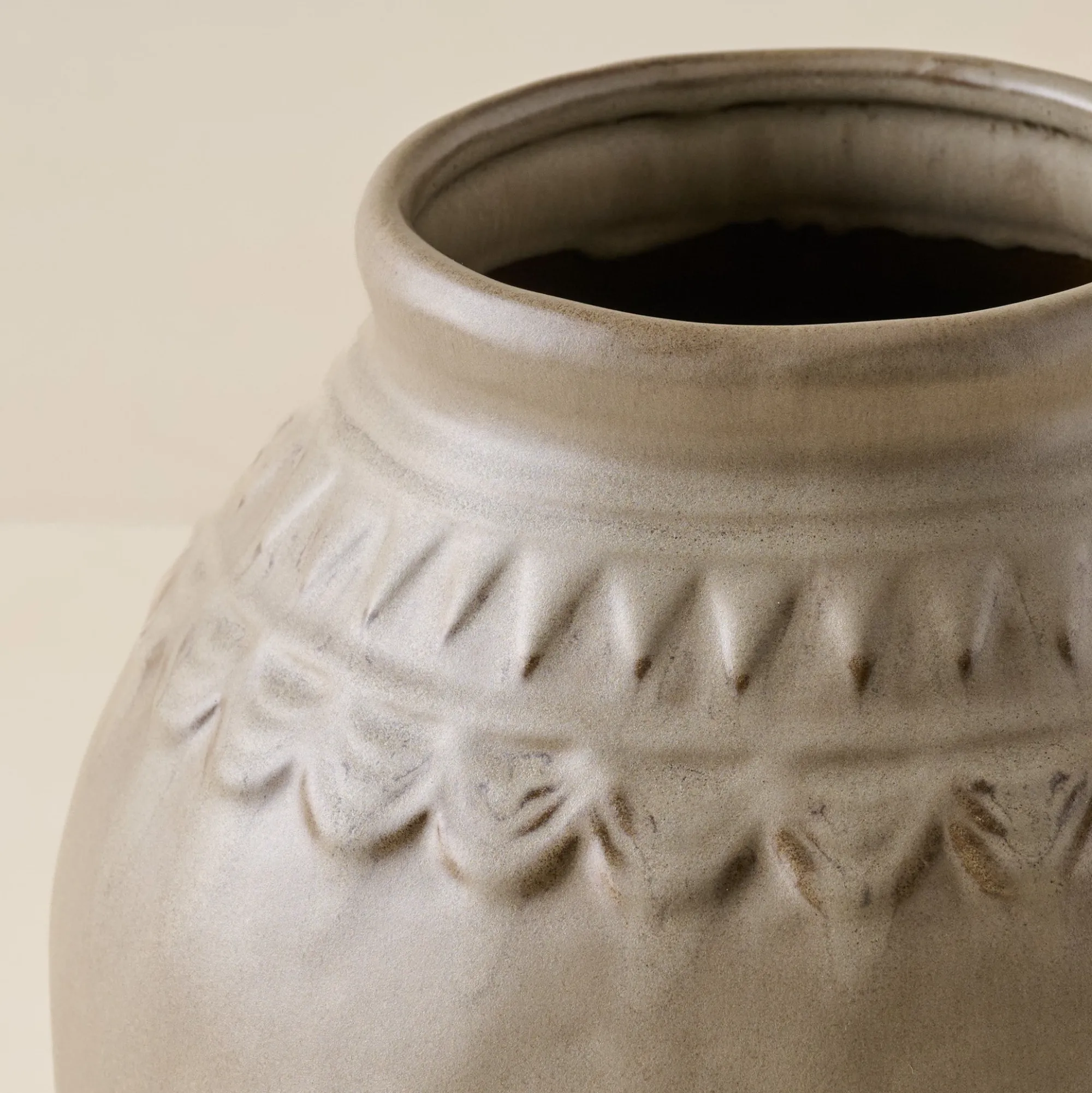 VND6562 Chaozhou Highland Crafts Company Ltd Evelyn Rustic Motif Vase