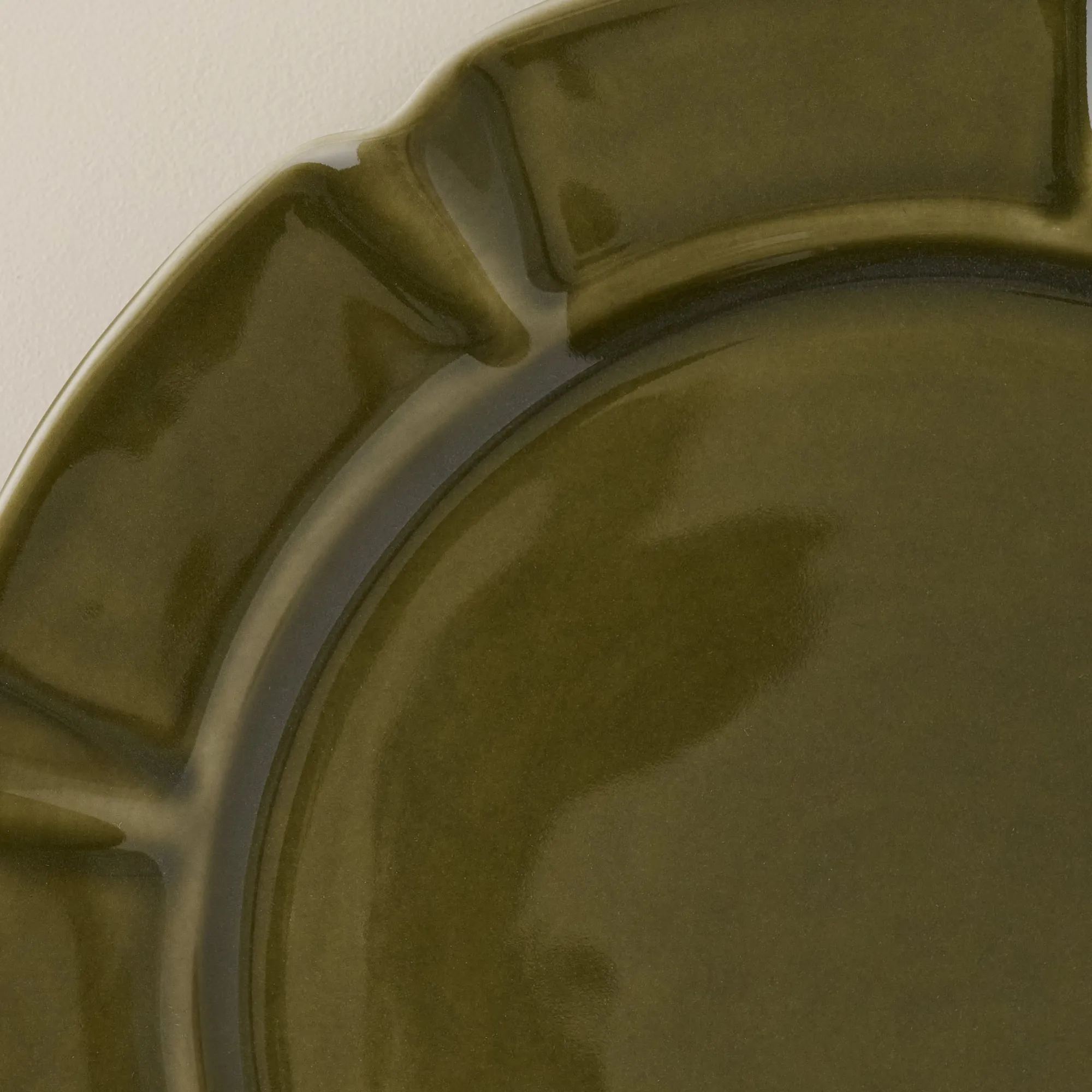 VND7817 FOXSTONE DEVELOPMENT CO.,LTD Fern Green Luna Scalloped Plate