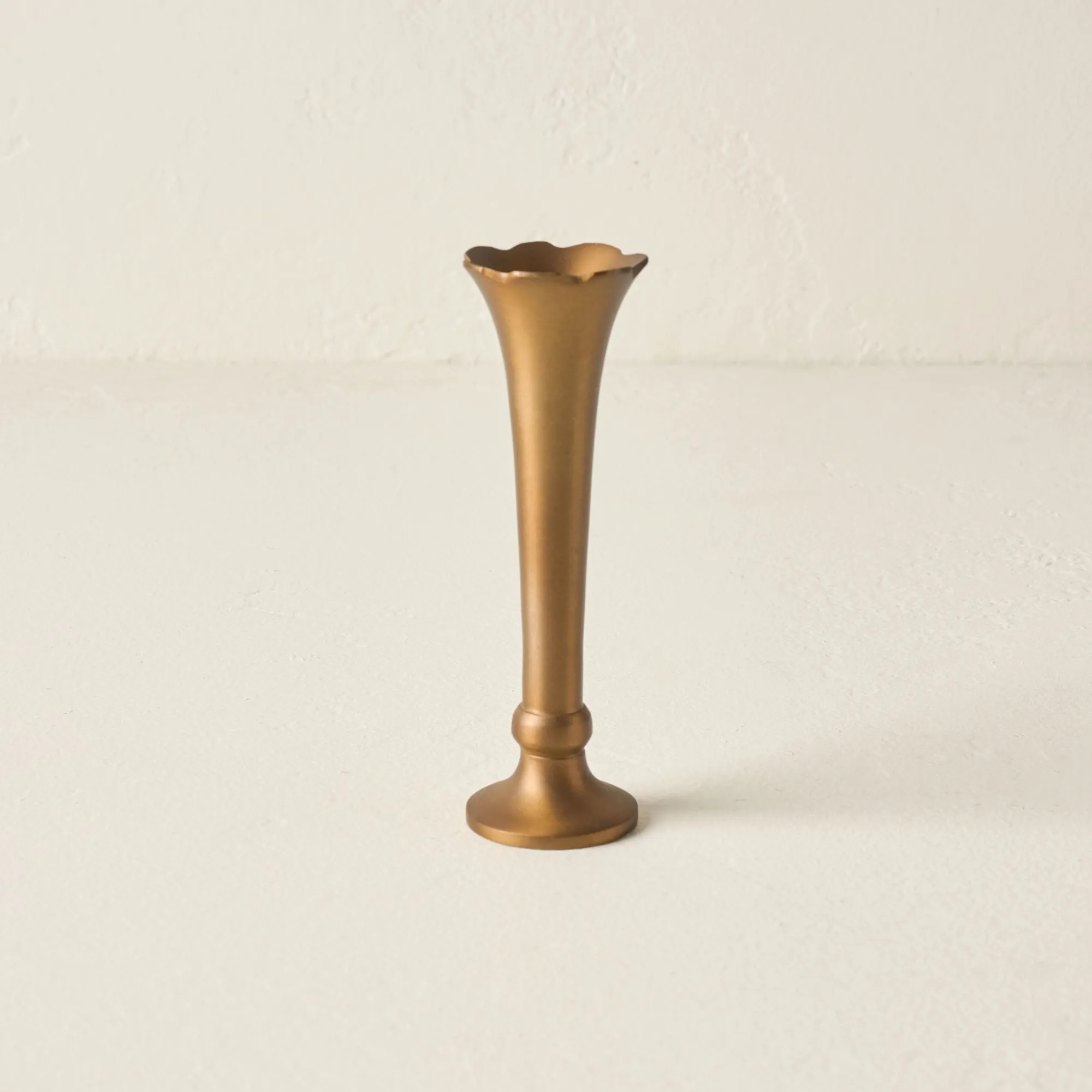 VND6624 GULATI EXPORTS Flannery Scalloped Brass Bud Vase