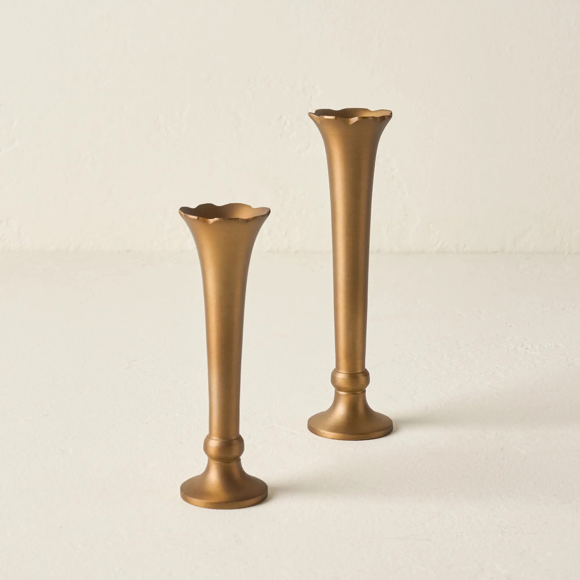 VND6624 GULATI EXPORTS Flannery Scalloped Brass Bud Vase