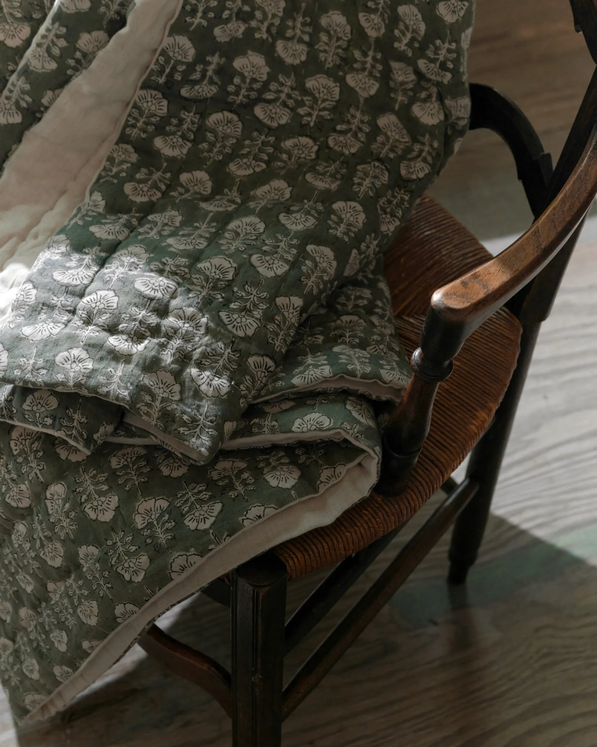 VND7018 Makerspalm, LLC Flora Block Print Quilt - Dusty Green