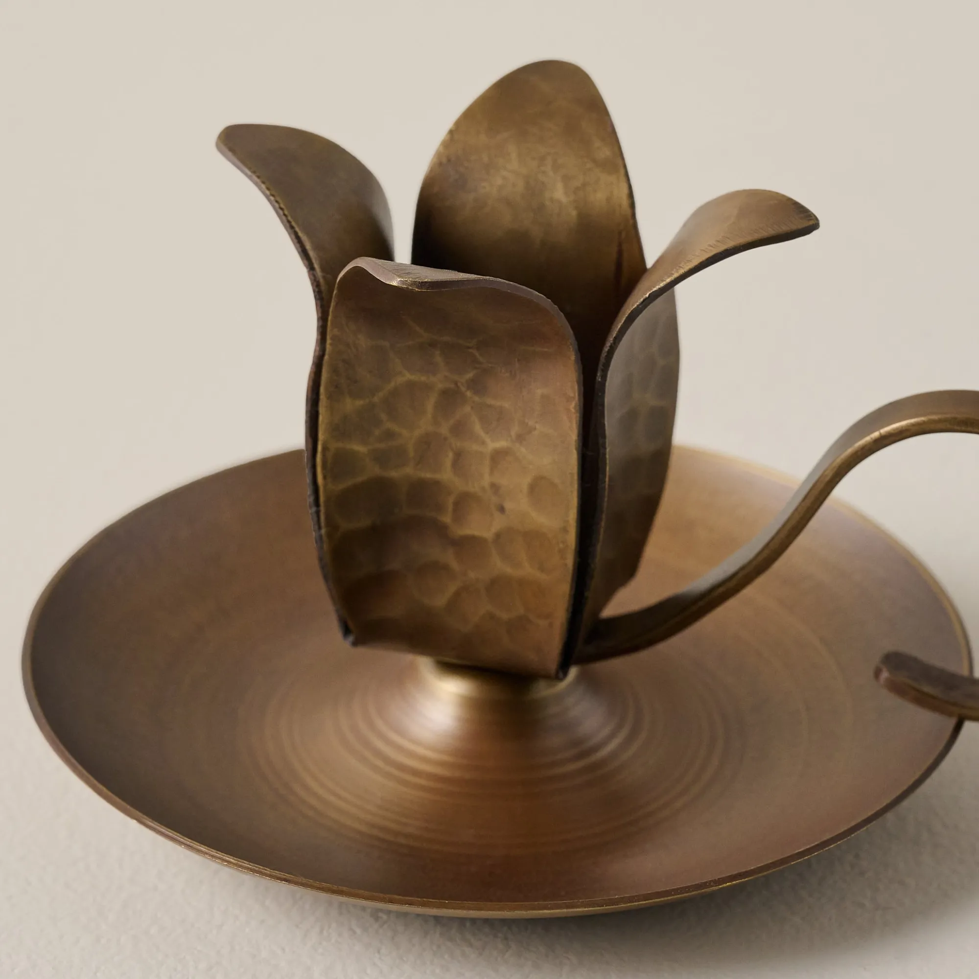VND6628 Quality Products of India Forged Tulip Chamberstick