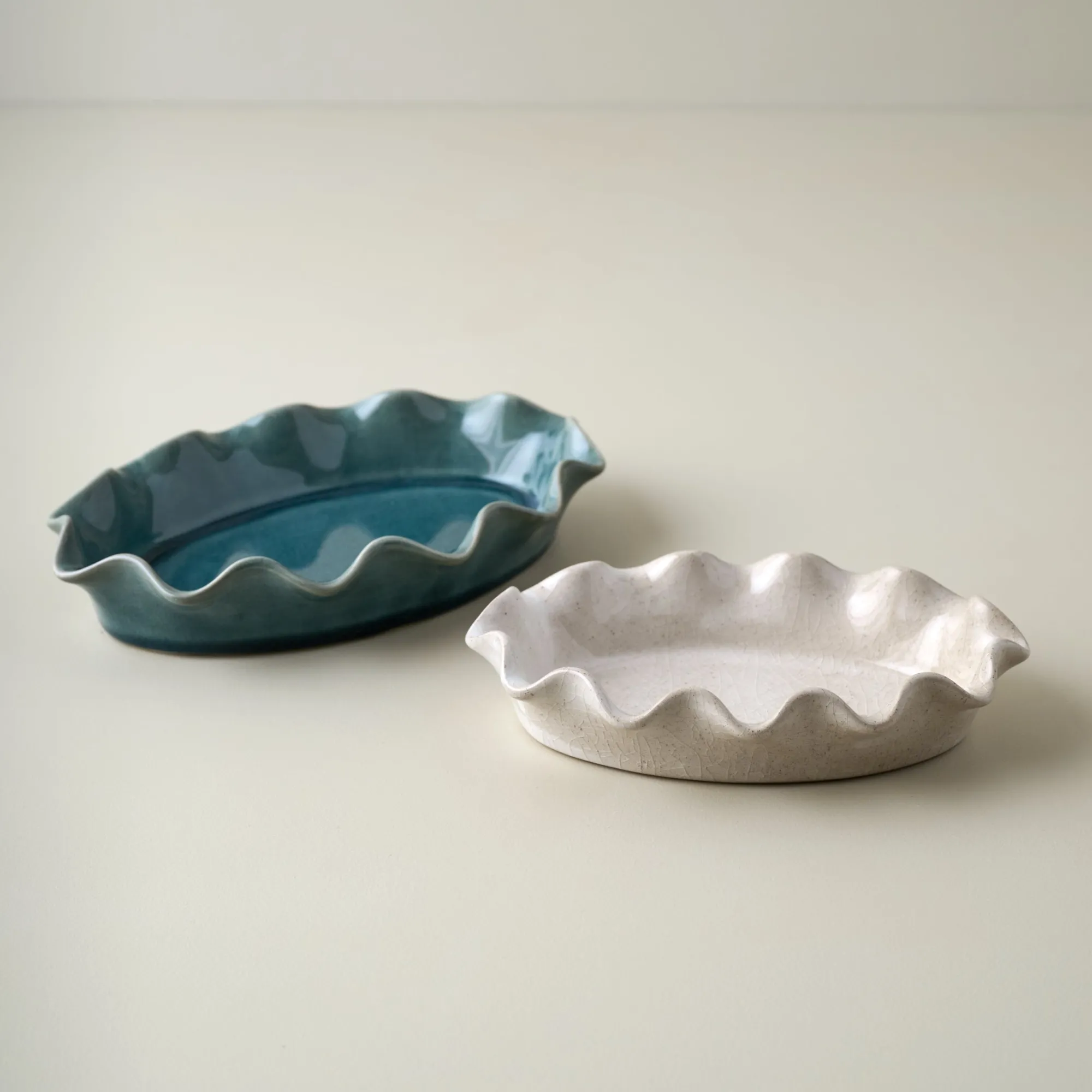 VND7018 Makerspalm, LLC Frankie Ruffled Ceramic Tray
