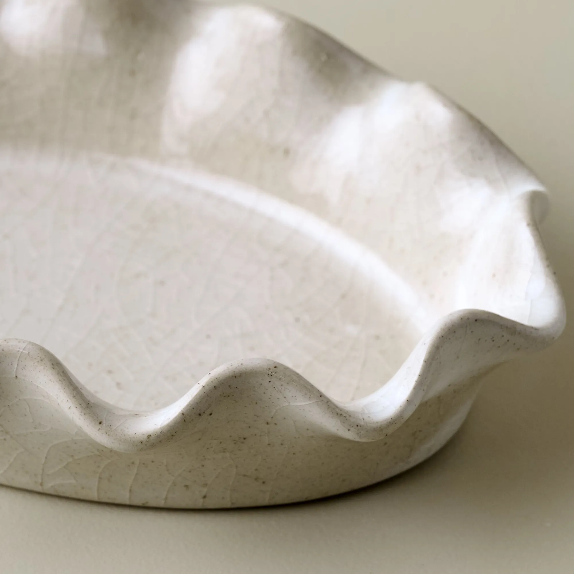 VND7018 Makerspalm, LLC Frankie Ruffled Ceramic Tray