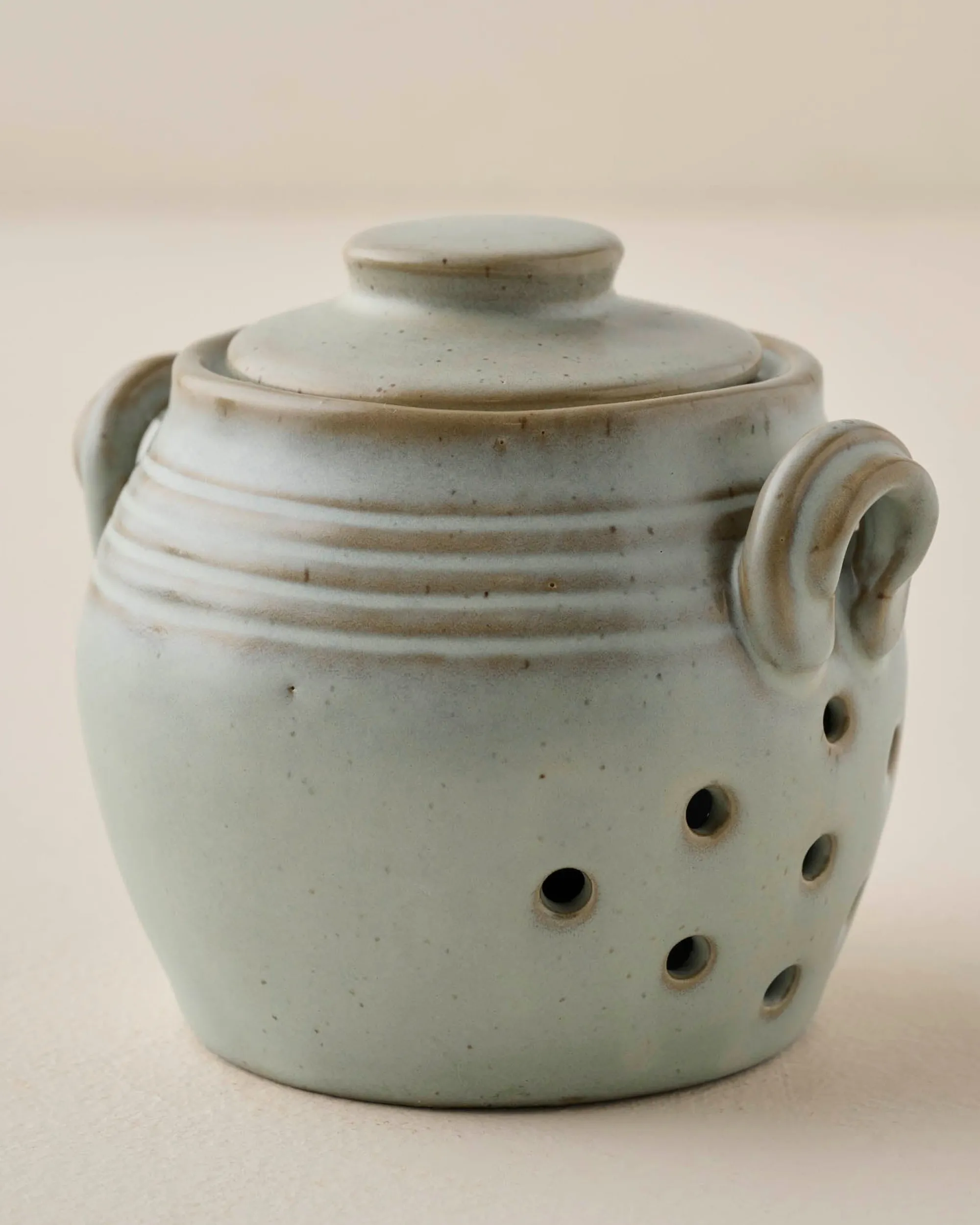 VND6562 Chaozhou Highland Crafts Company Ltd French Grey Garlic Keeper