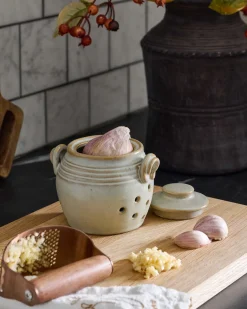 VND6562 Chaozhou Highland Crafts Company Ltd French Grey Garlic Keeper