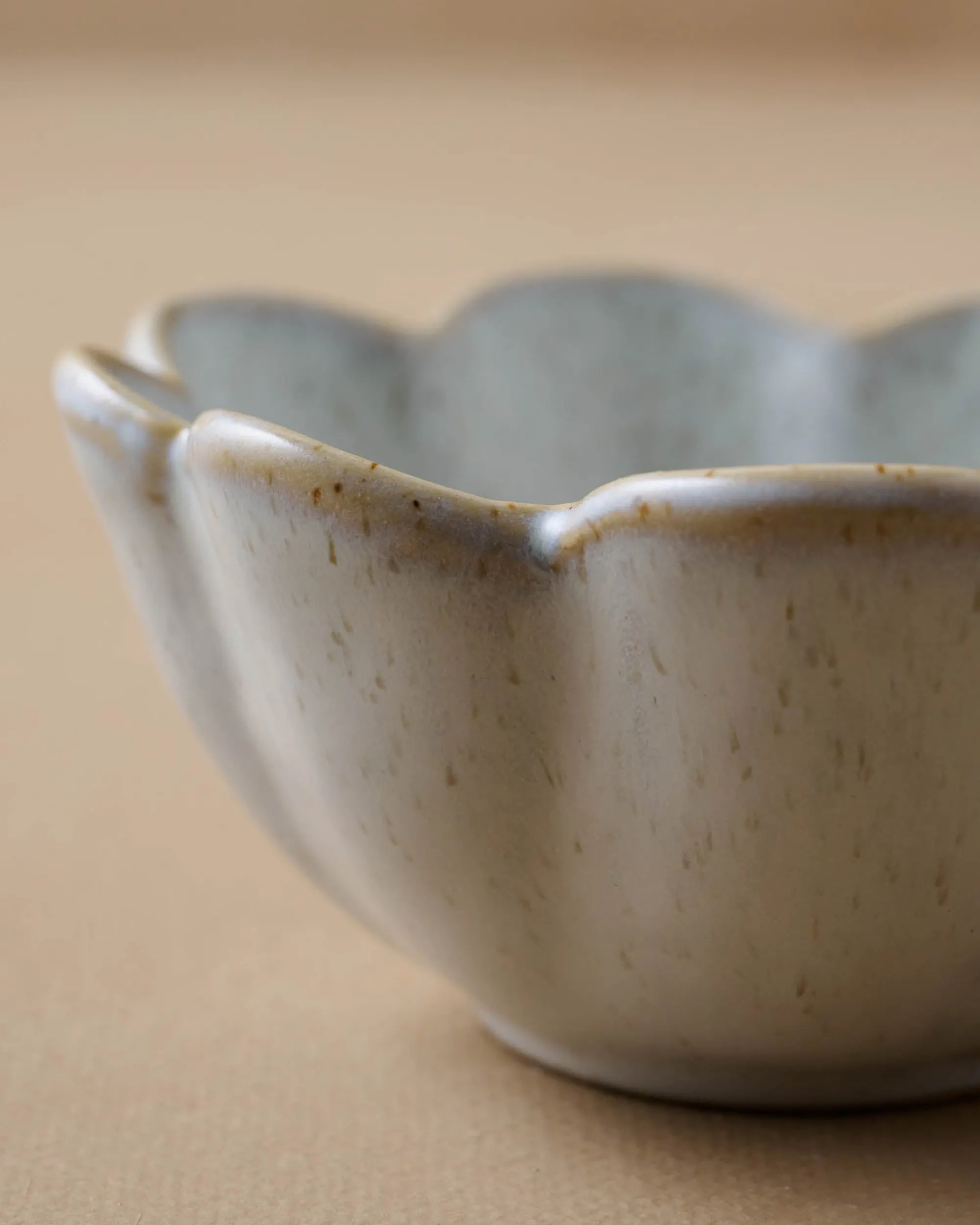 VND6562 Chaozhou Highland Crafts Company Ltd French Grey Scalloped Mini Bowl