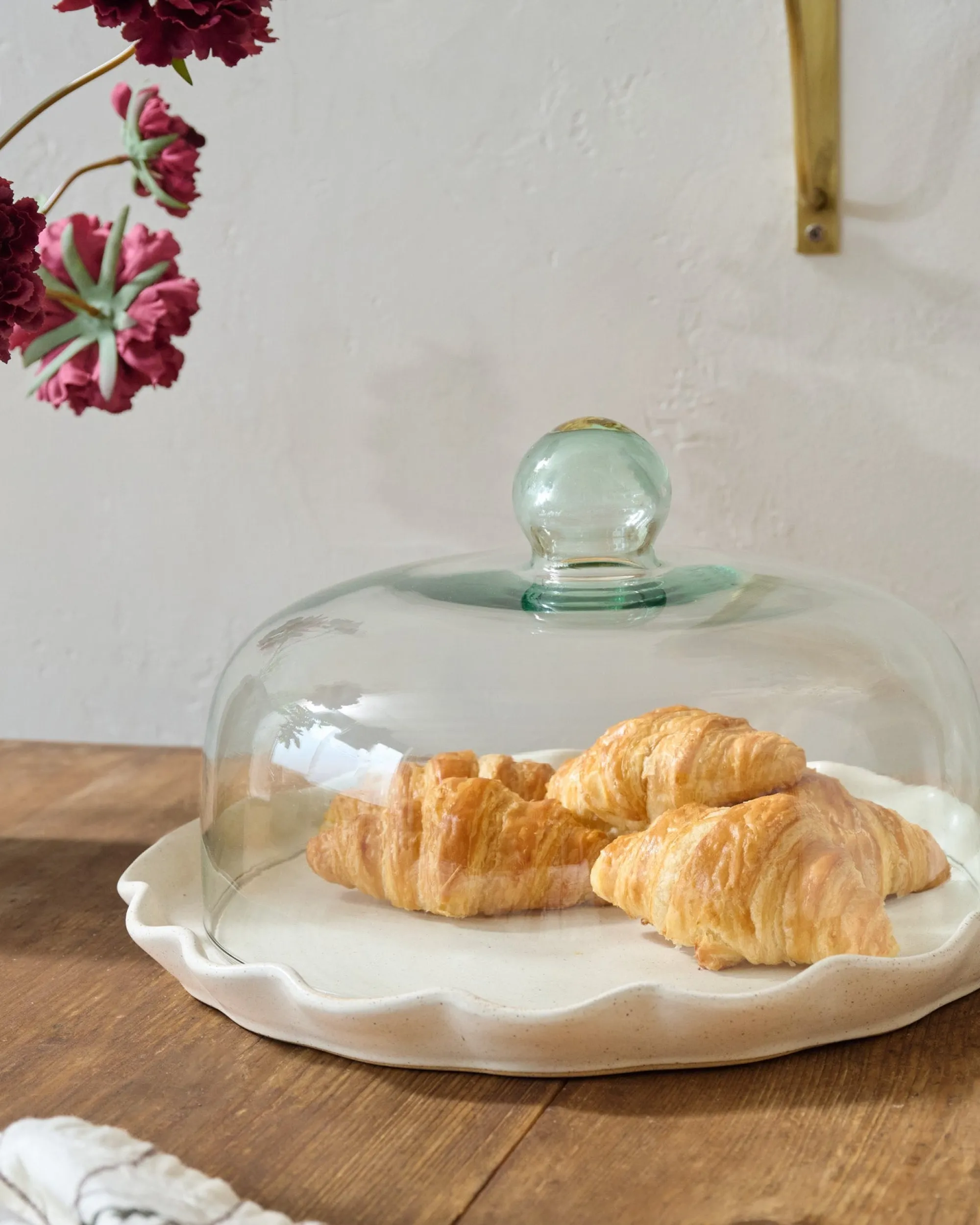 VND6562 Chaozhou Highland Crafts Company Ltd French White Ruffle Cake Plate + Dome