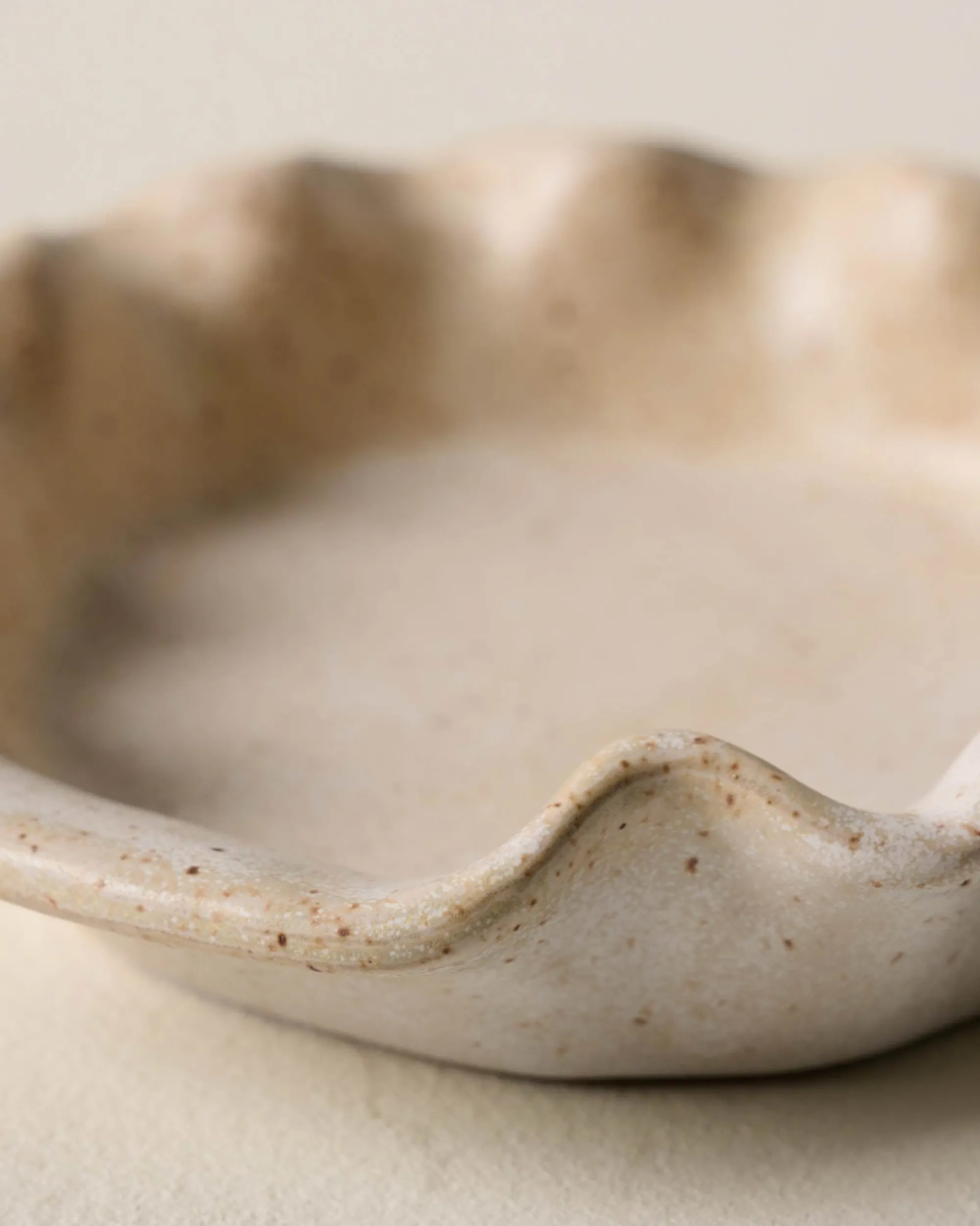 VND6562 Chaozhou Highland Crafts Company Ltd French White Ruffle Spoon Rest