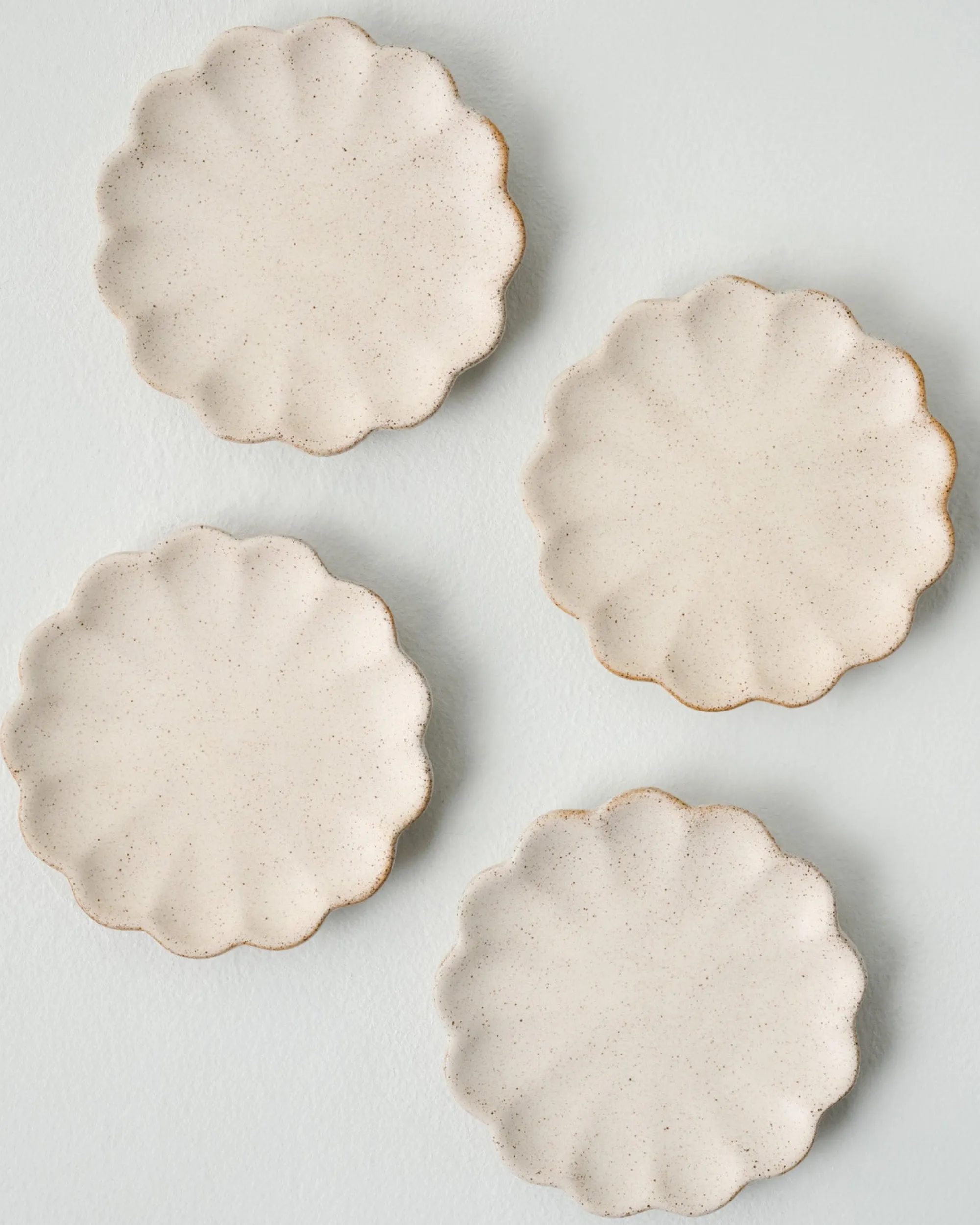 VND7018 Makerspalm, LLC French White Scalloped Edge Stoneware Coaster Set