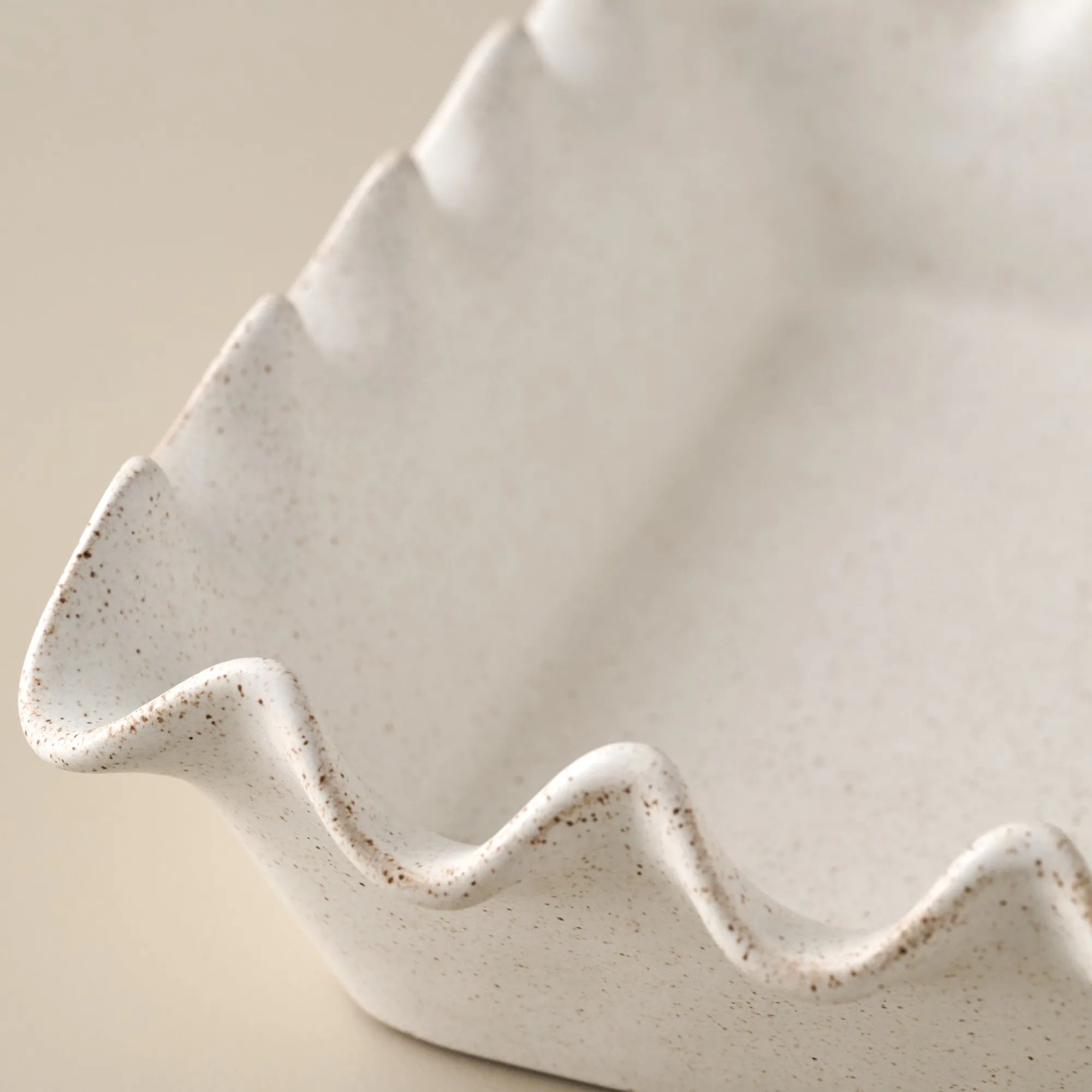 VND7018 Makerspalm, LLC French White Scalloped 9x9 Baking Pan