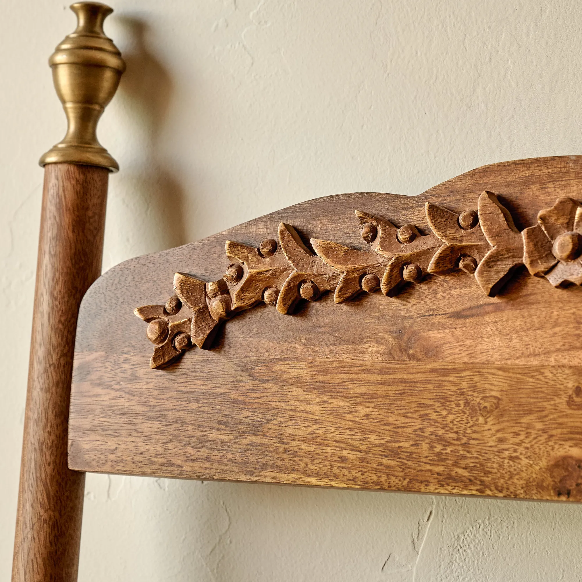 VND7372 ACUBE KRAFT PVT LTD Gloria Carved Wood and Brass Decorative Ladder