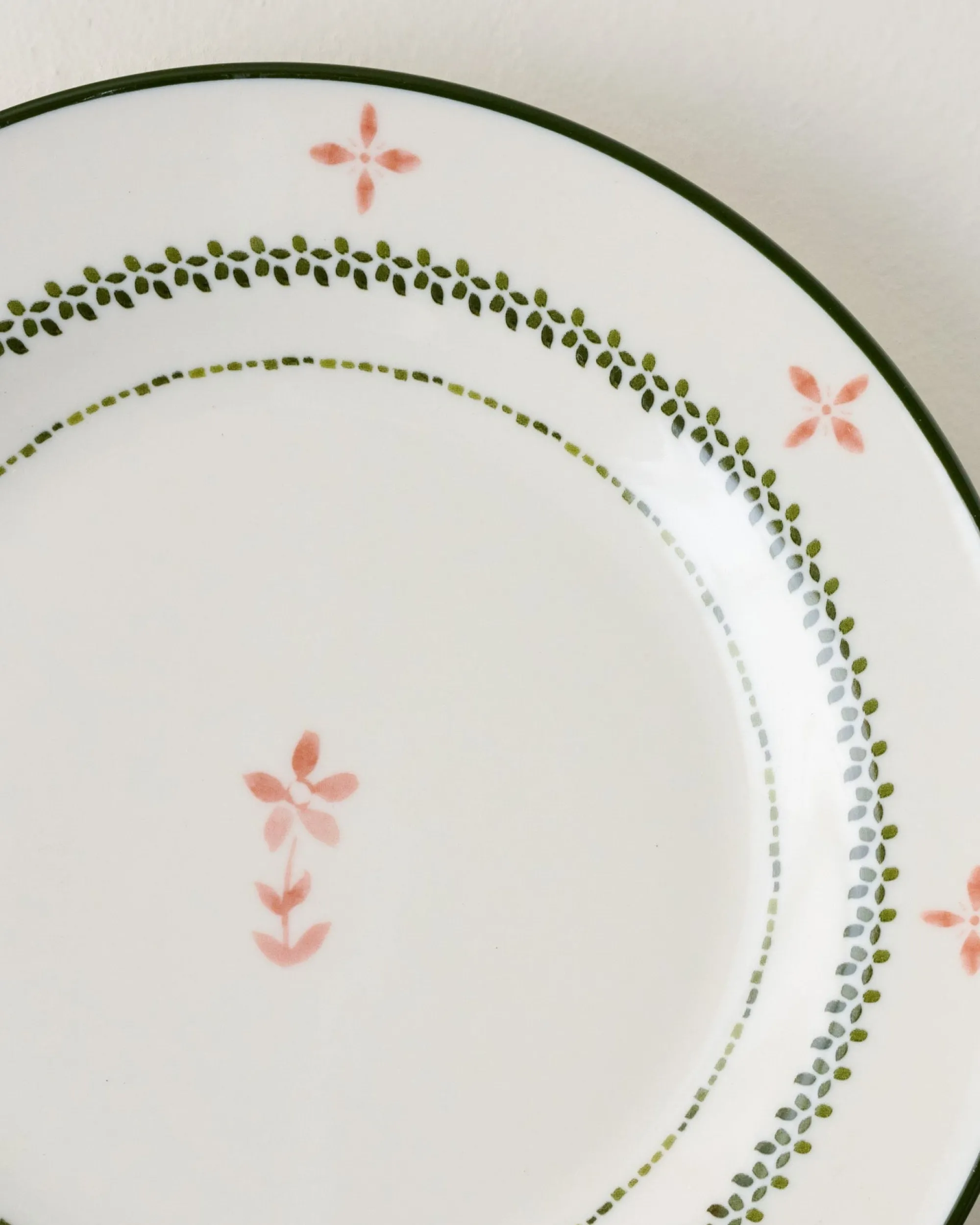 VND7817 FOXSTONE DEVELOPMENT CO.,LTD Green Luna Floral Salad Plate