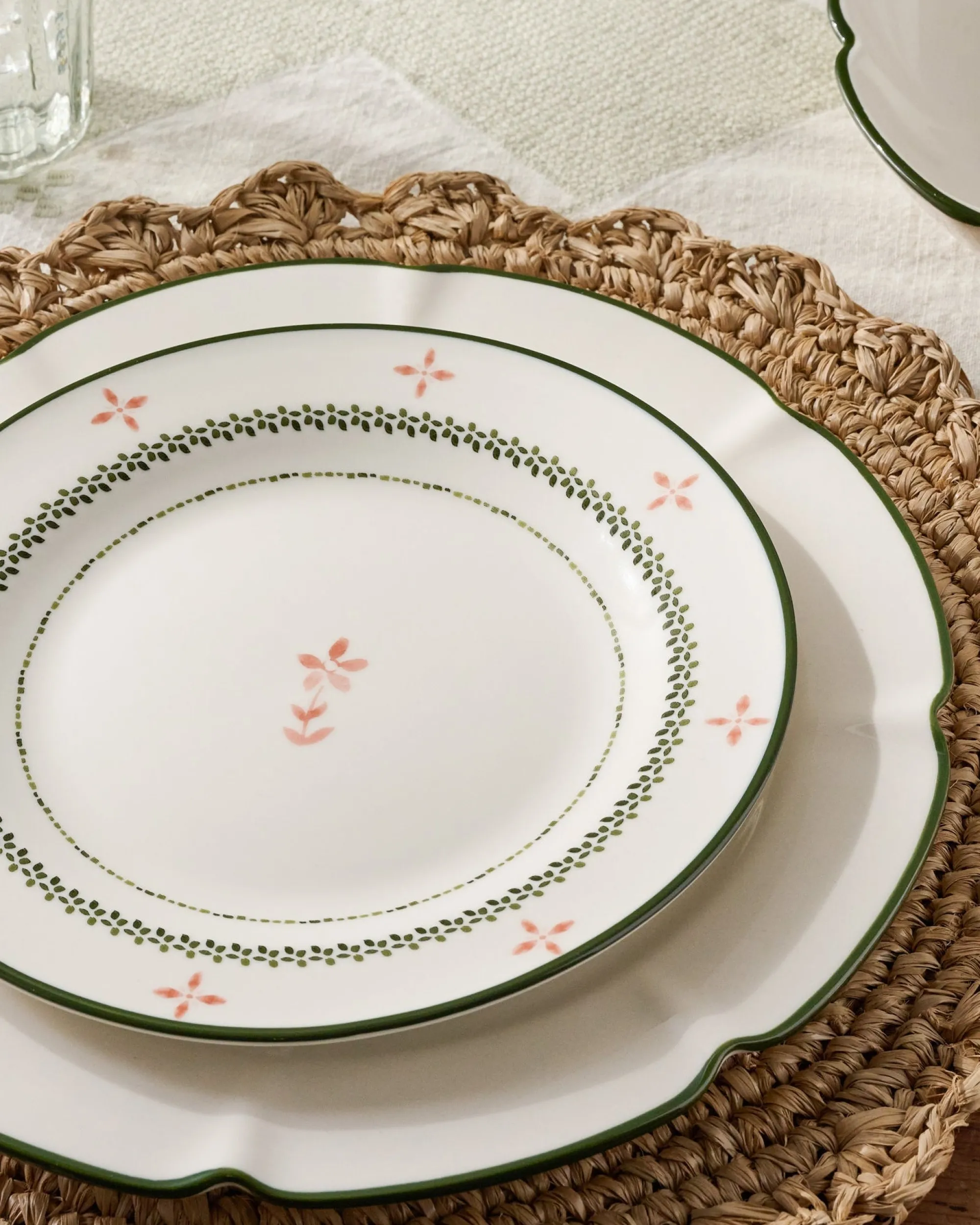 VND7817 FOXSTONE DEVELOPMENT CO.,LTD Green Luna Floral Salad Plate