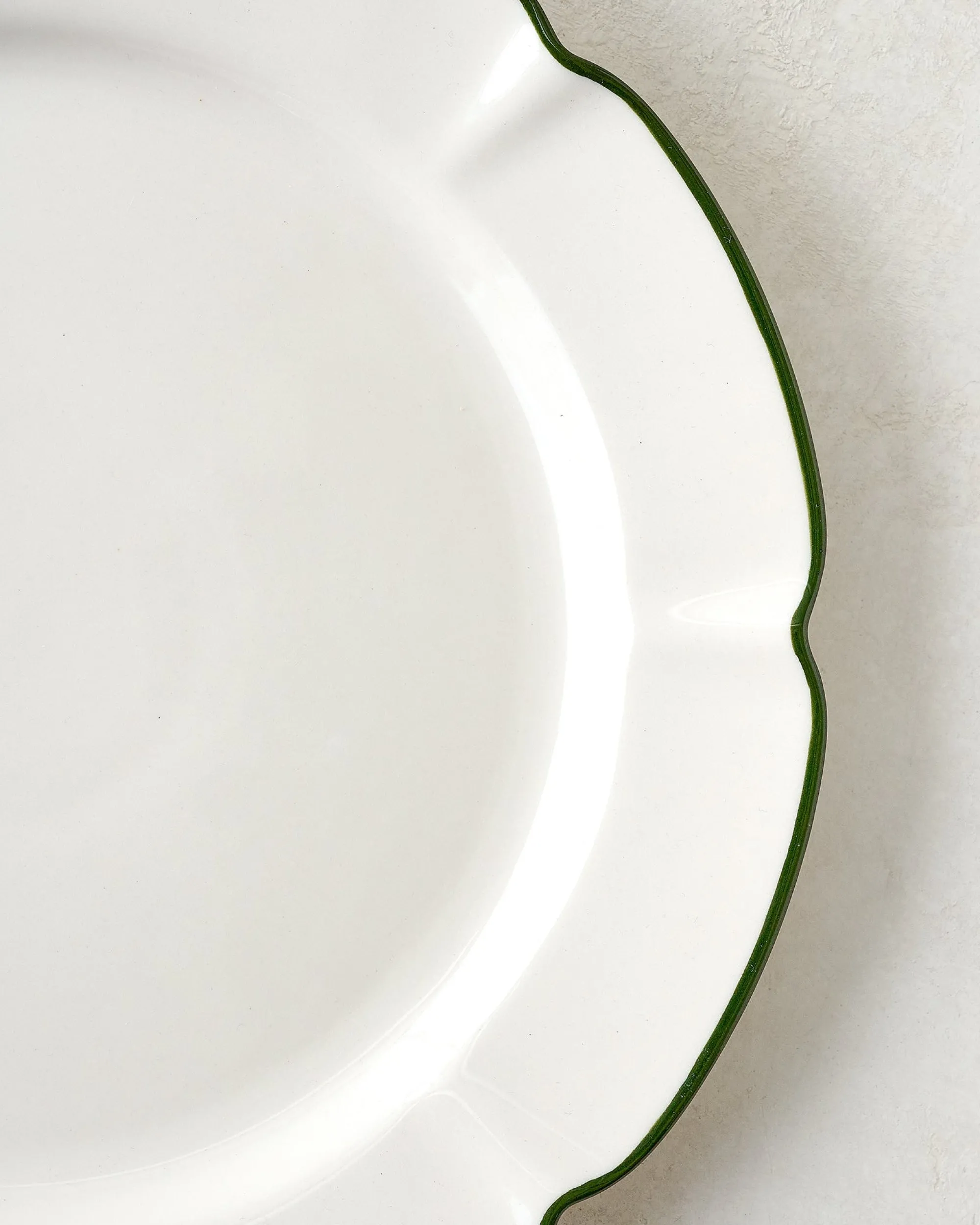 VND7817 FOXSTONE DEVELOPMENT CO.,LTD Green Luna Scalloped Plate