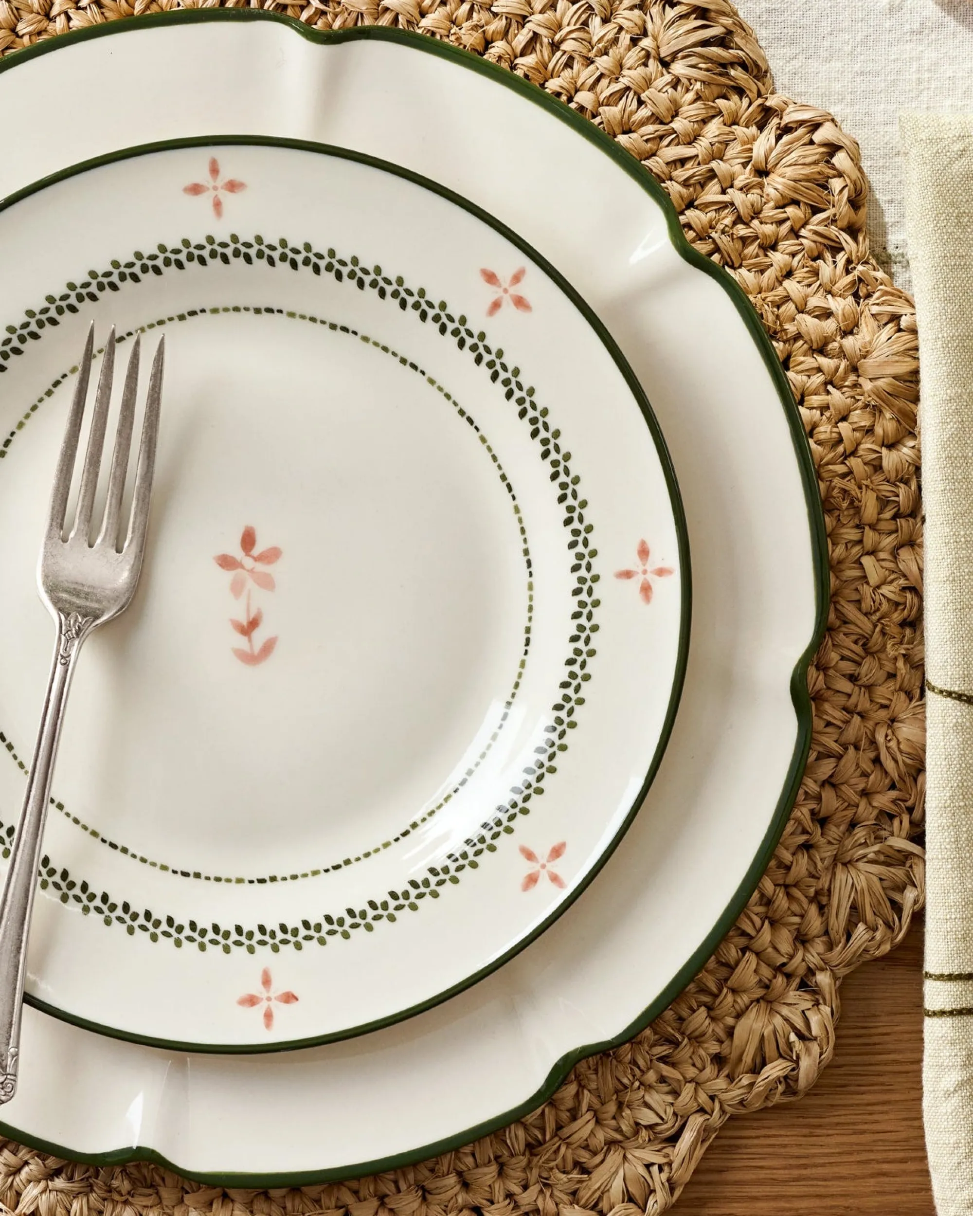 VND7817 FOXSTONE DEVELOPMENT CO.,LTD Green Luna Scalloped Plate