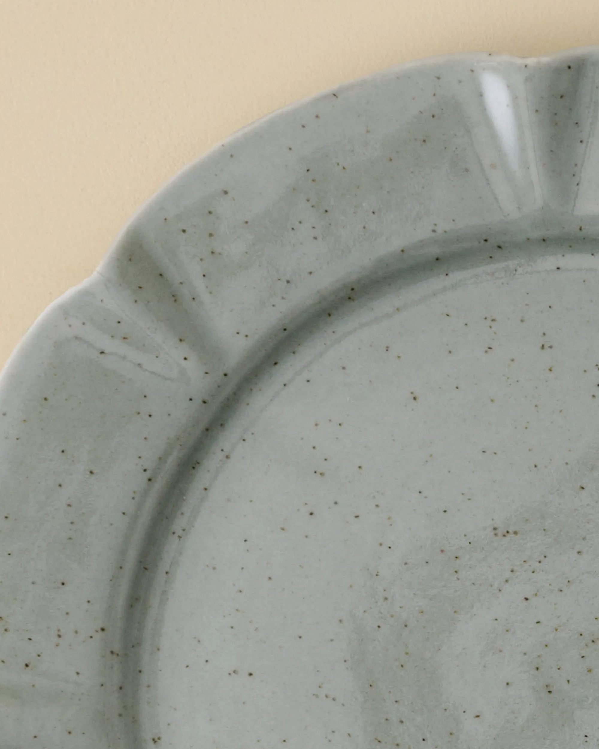 VND7817 FOXSTONE DEVELOPMENT CO.,LTD Green Speckle Heirloom Scallop Plate