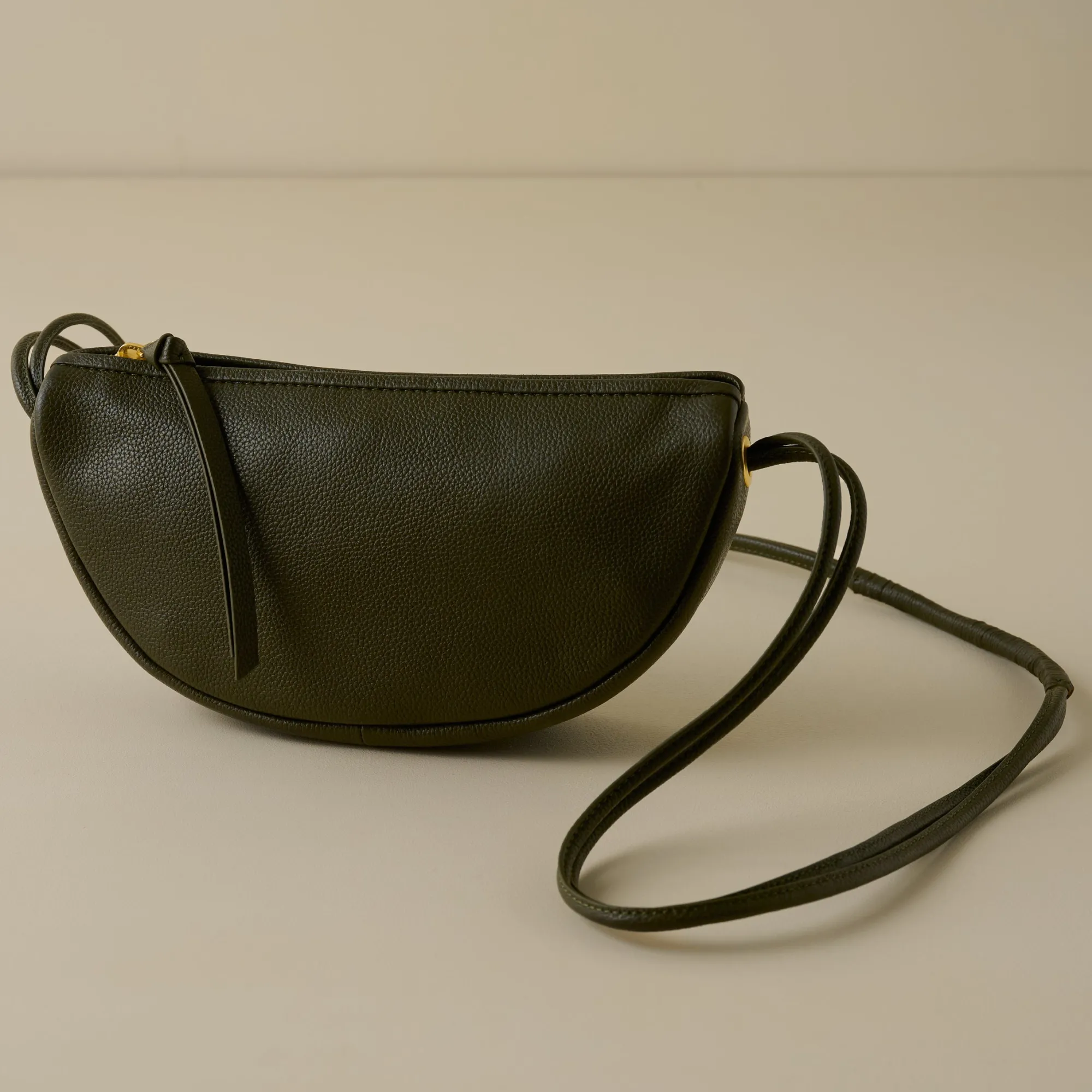 VND7905 CARMIN BLACK INC. Half Moon Bag