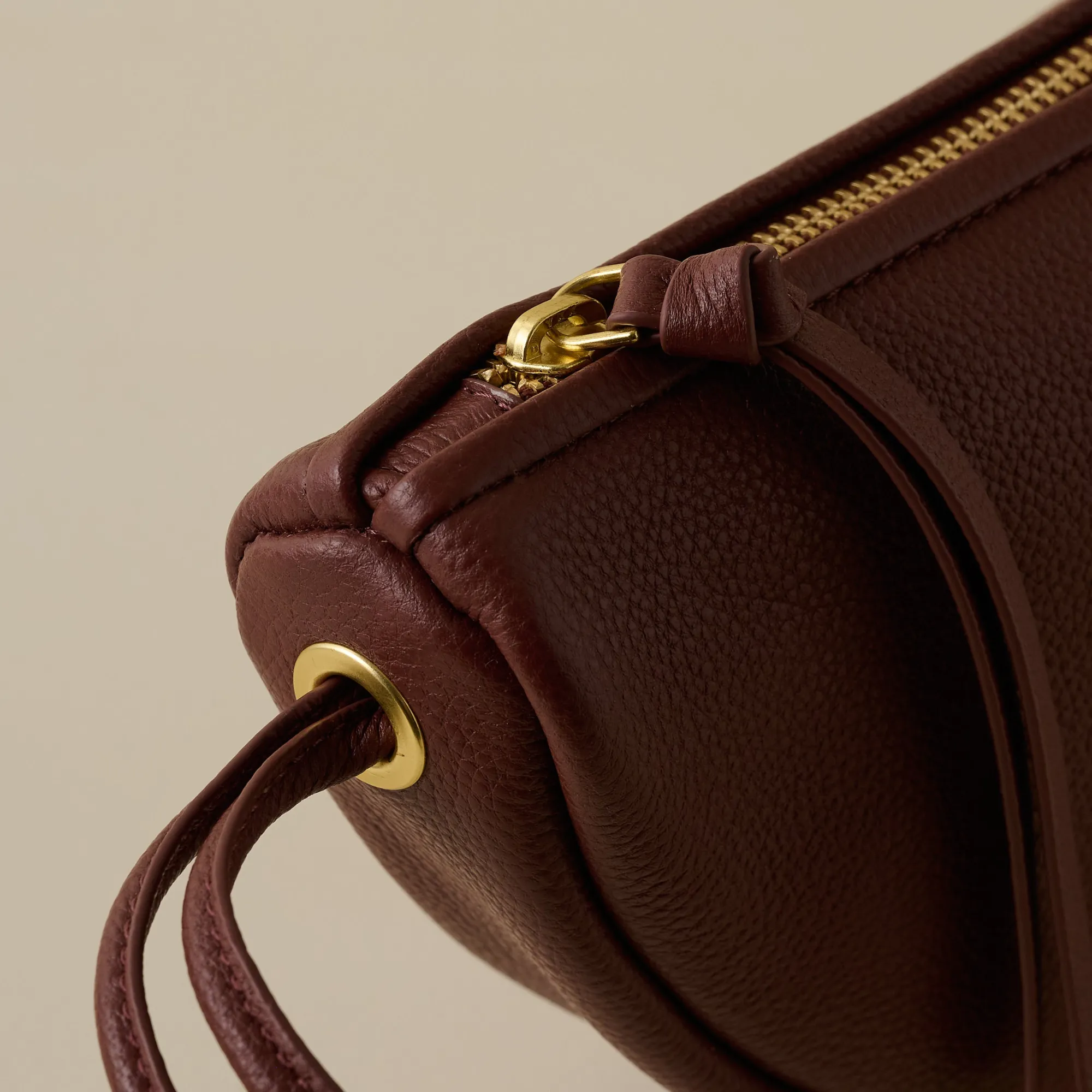 VND7905 CARMIN BLACK INC. Half Moon Bag