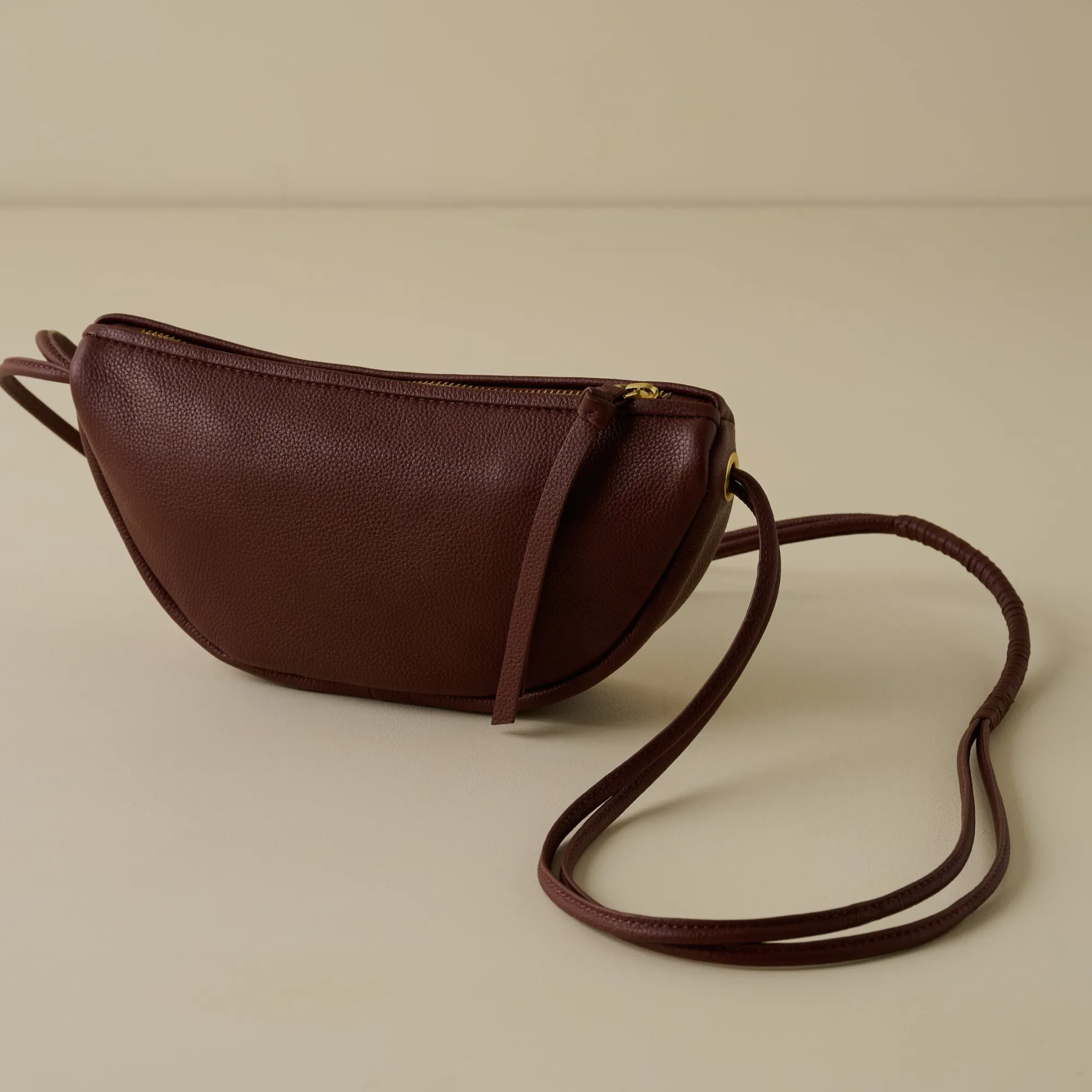 VND7905 CARMIN BLACK INC. Half Moon Bag